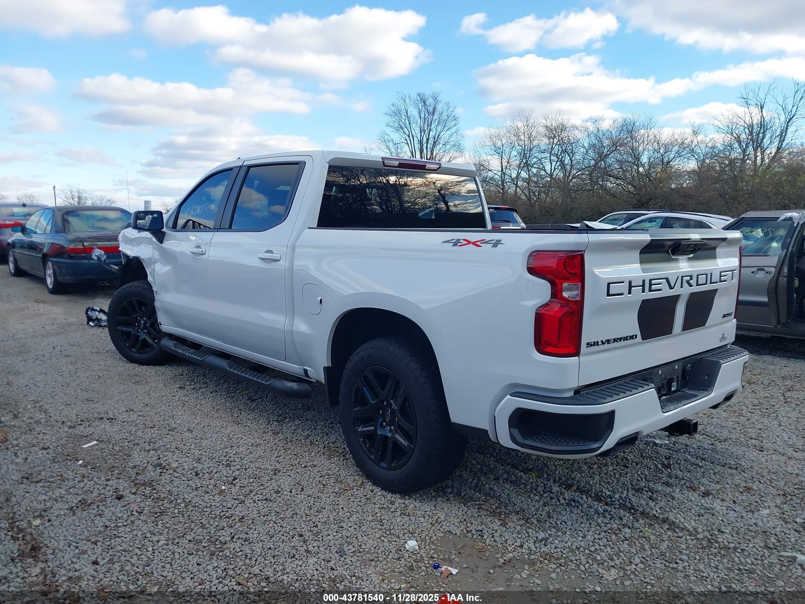 CHEVROLET SILVERADO image 3