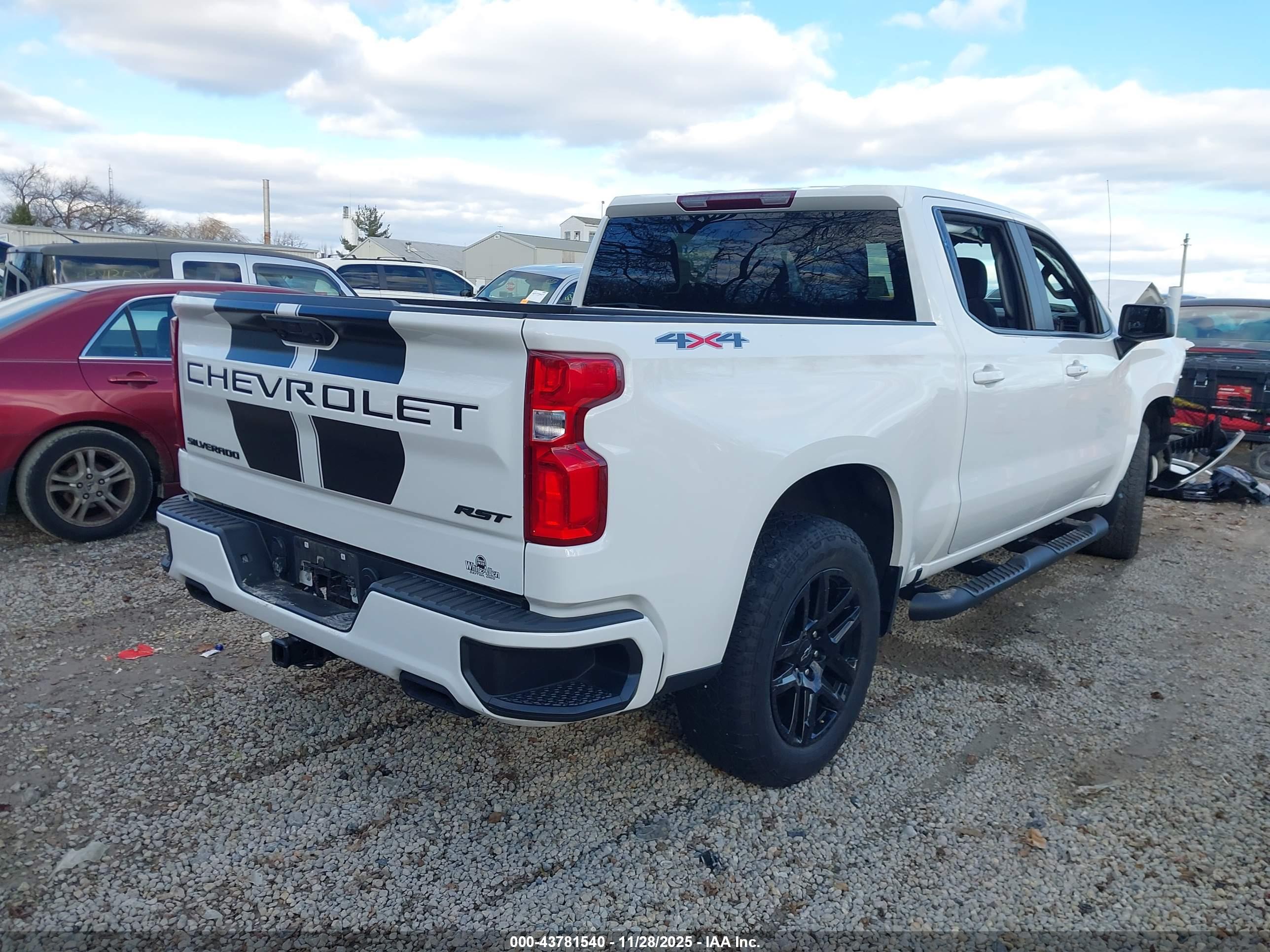 CHEVROLET SILVERADO image 4