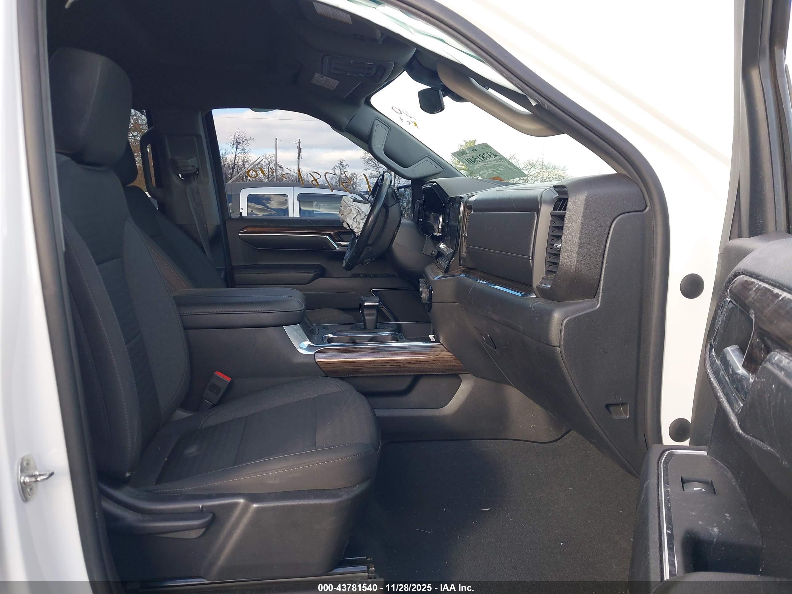 CHEVROLET SILVERADO image 5