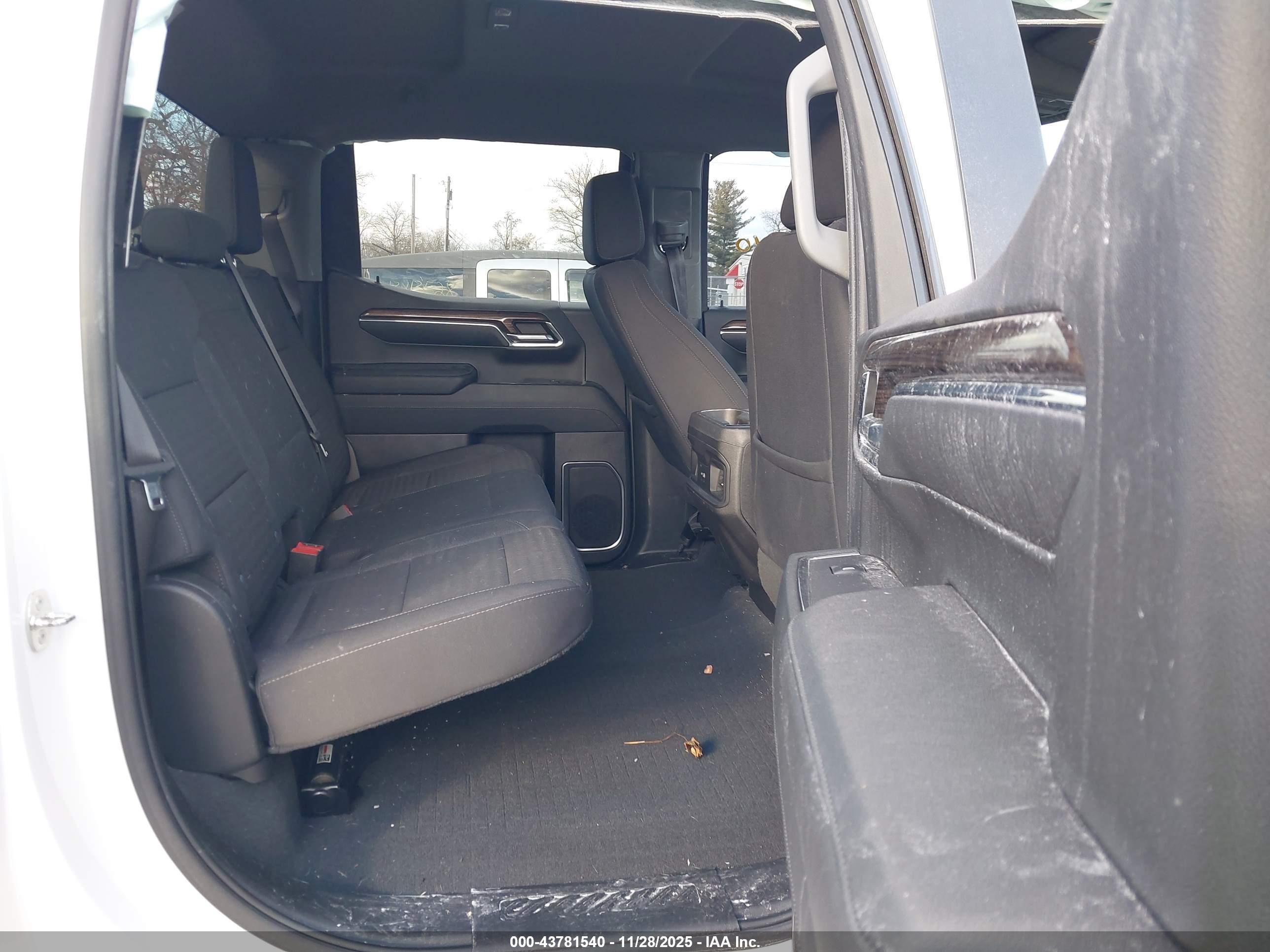 CHEVROLET SILVERADO image 8