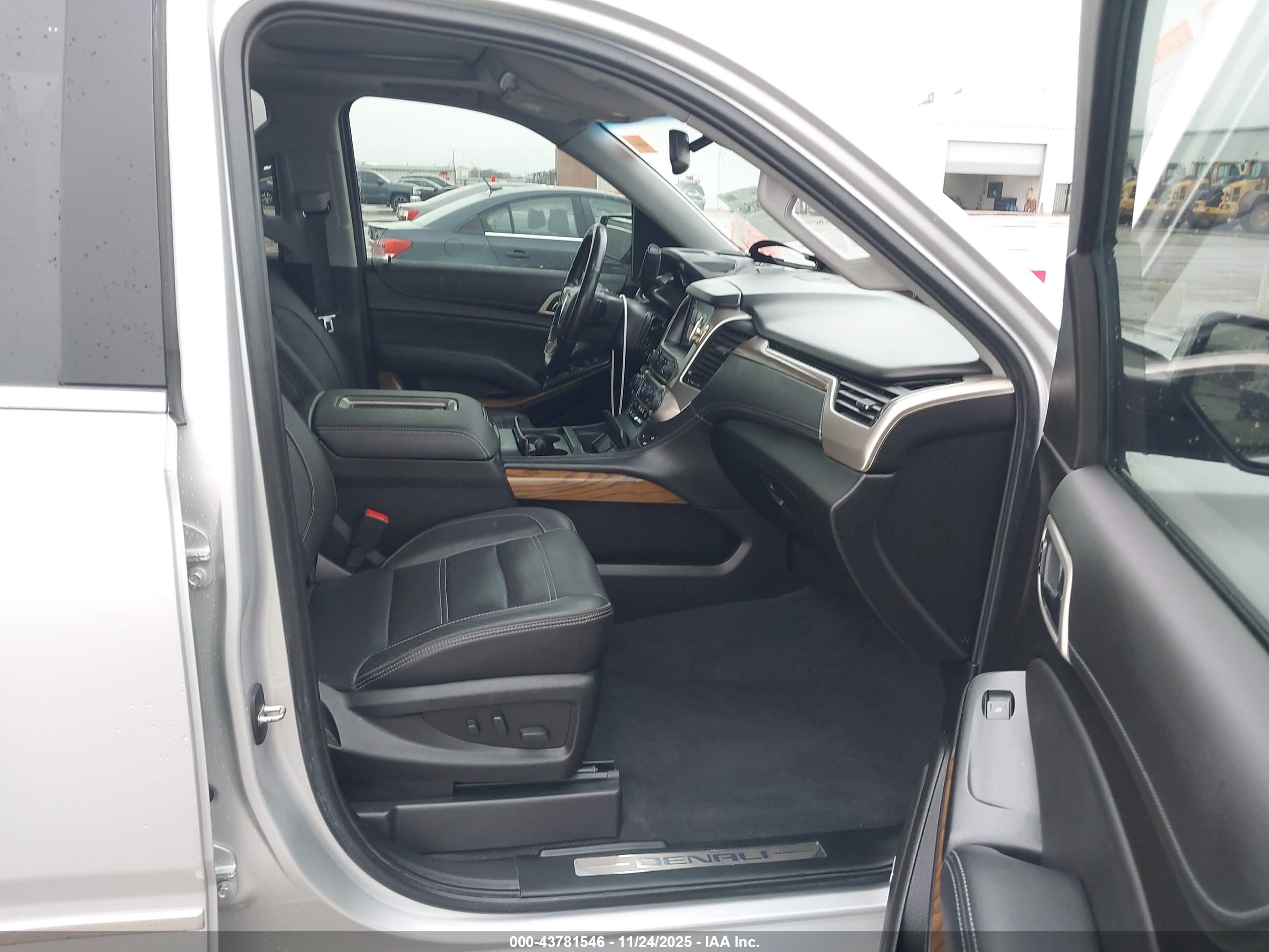 GMC YUKON image 5