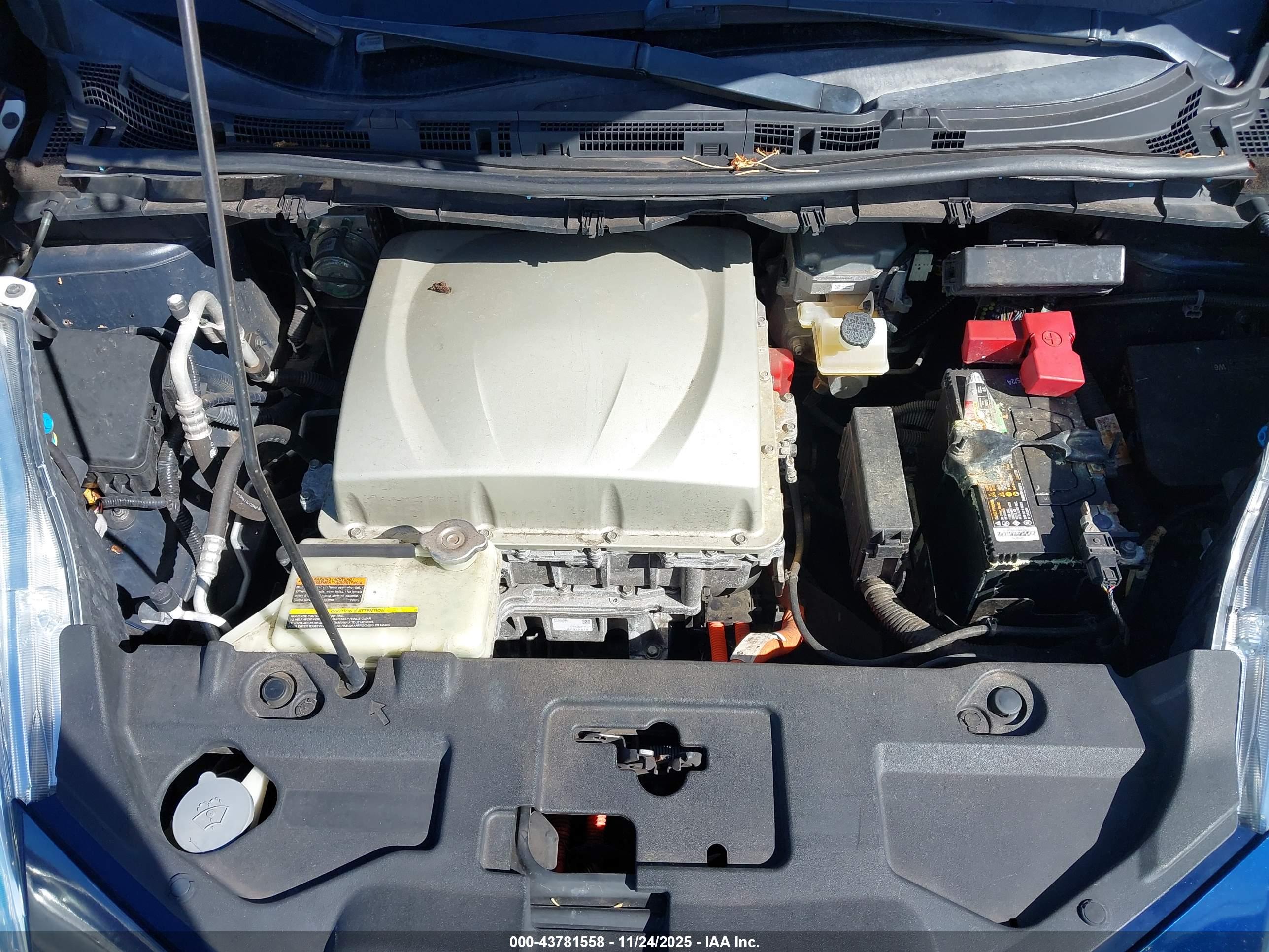NISSAN LEAF image 10