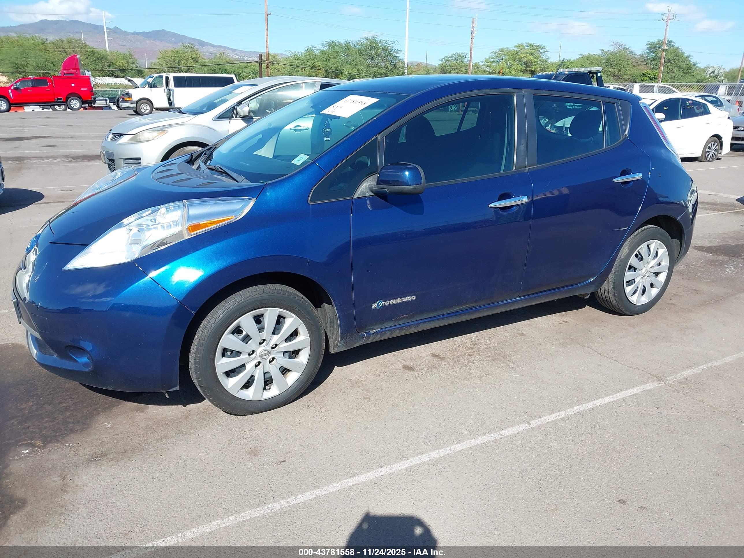 NISSAN LEAF image 2