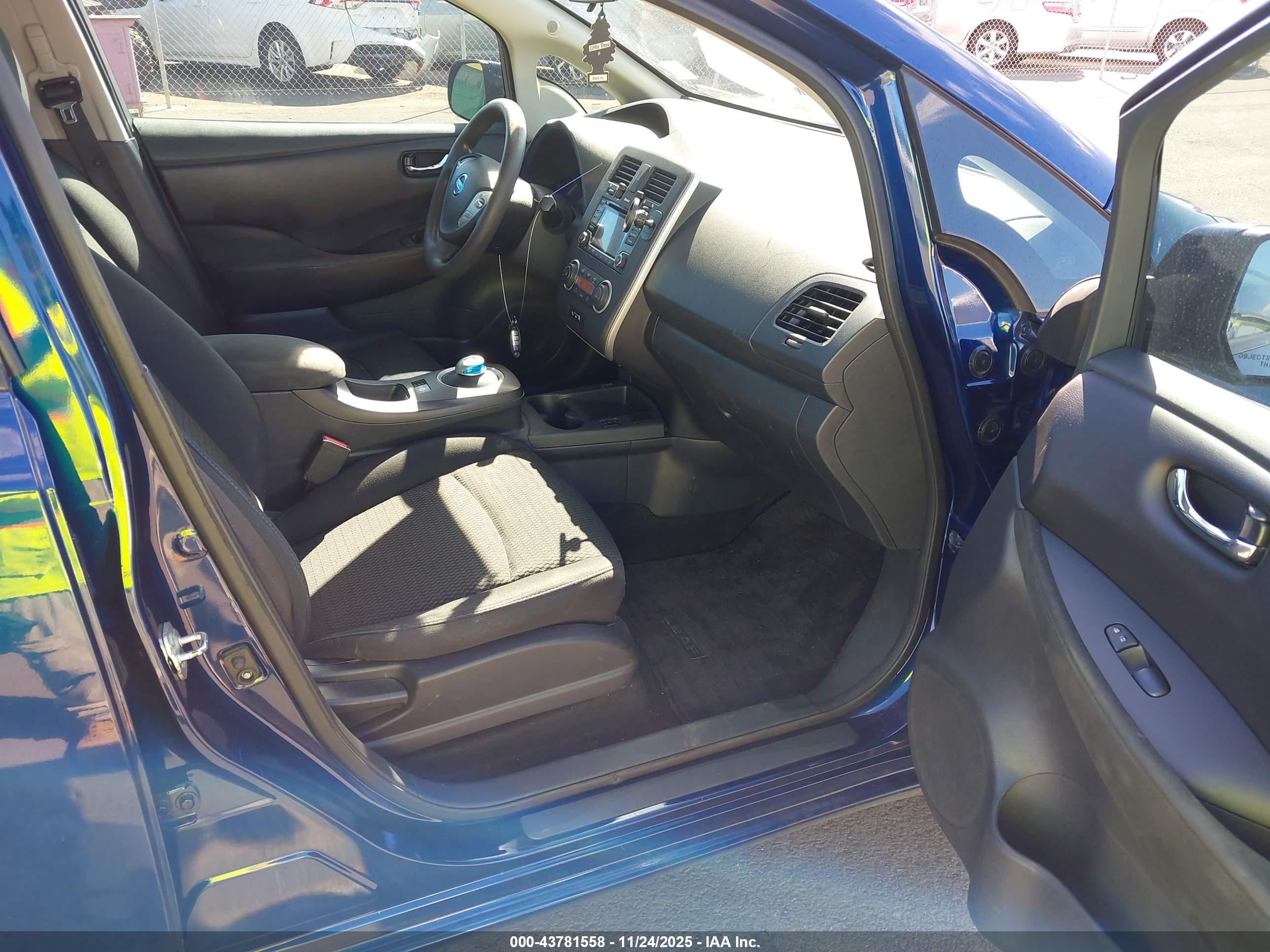 NISSAN LEAF image 5