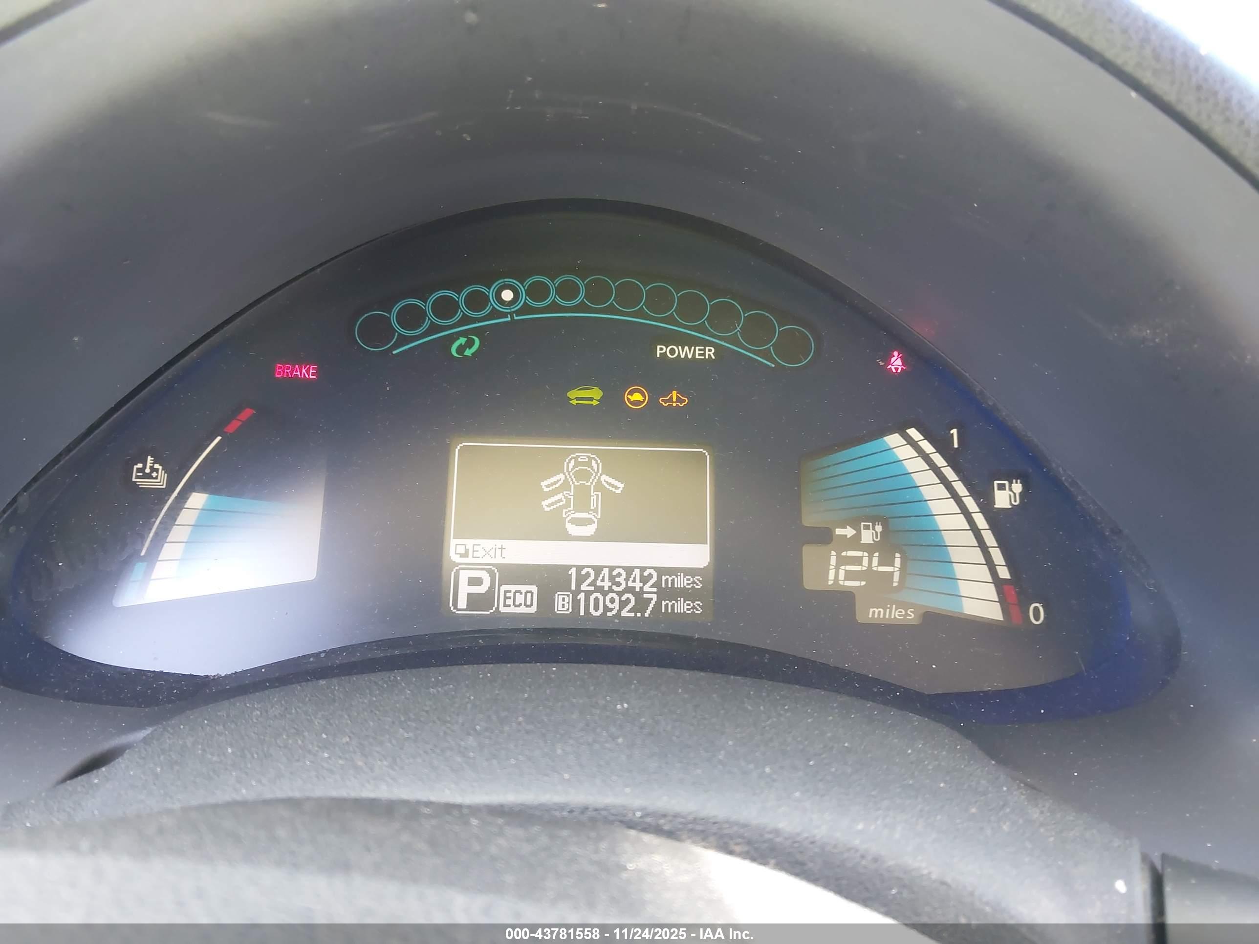 NISSAN LEAF image 7