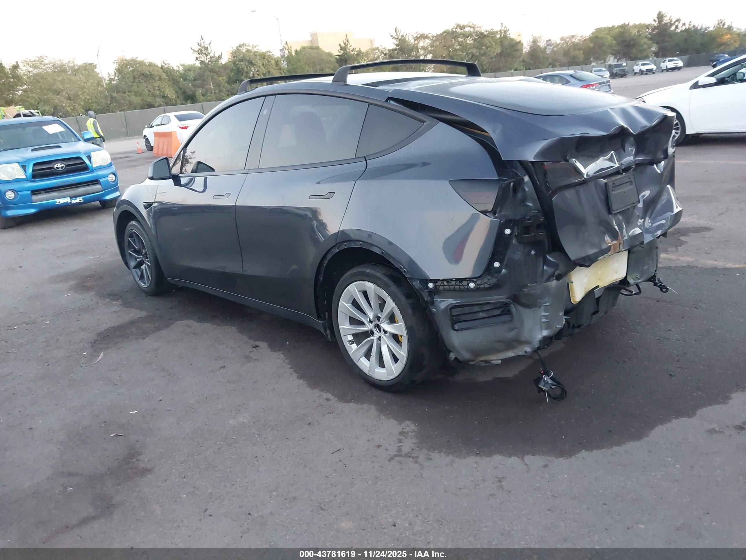 TESLA MODEL image 3