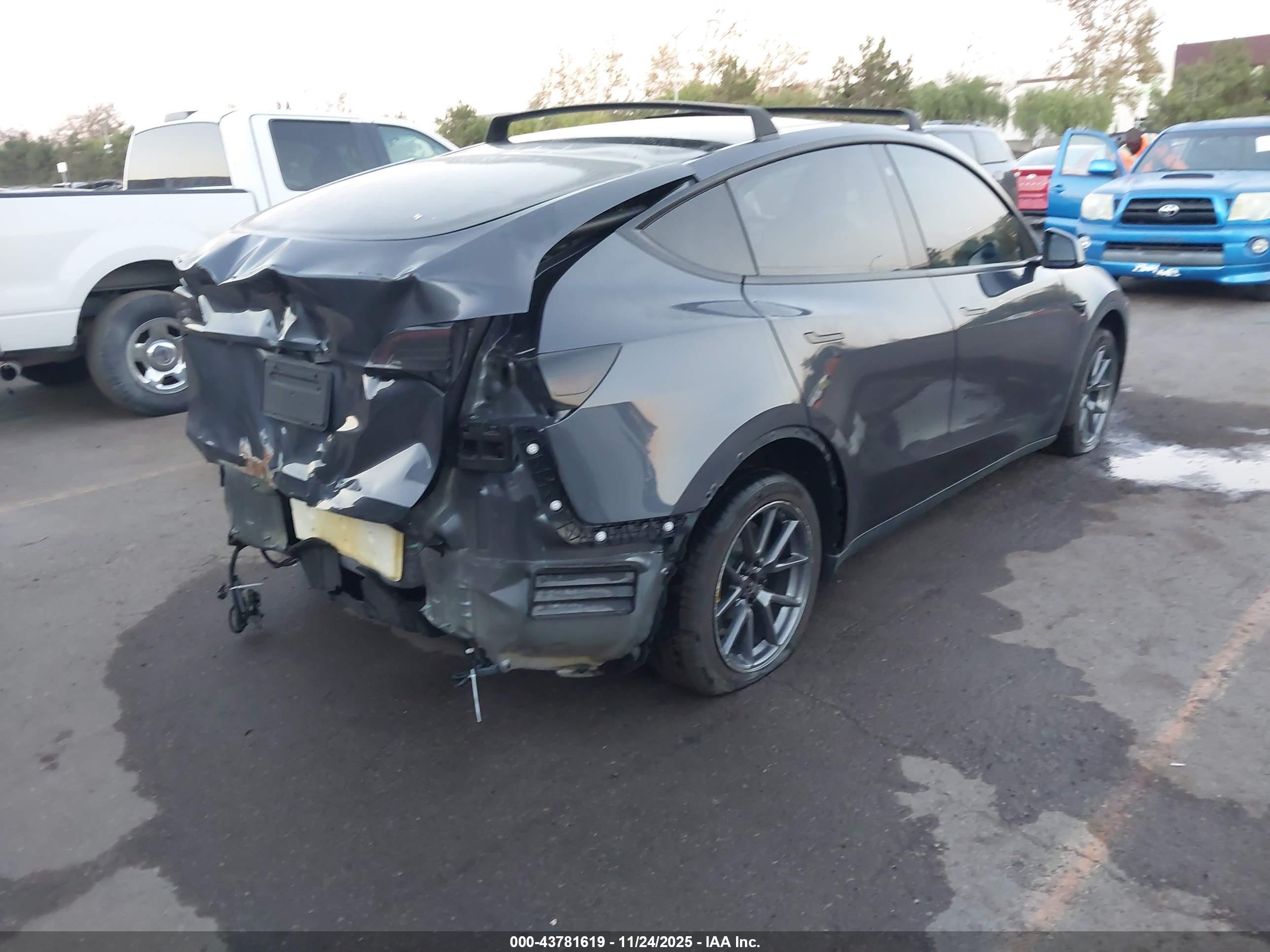 TESLA MODEL image 4