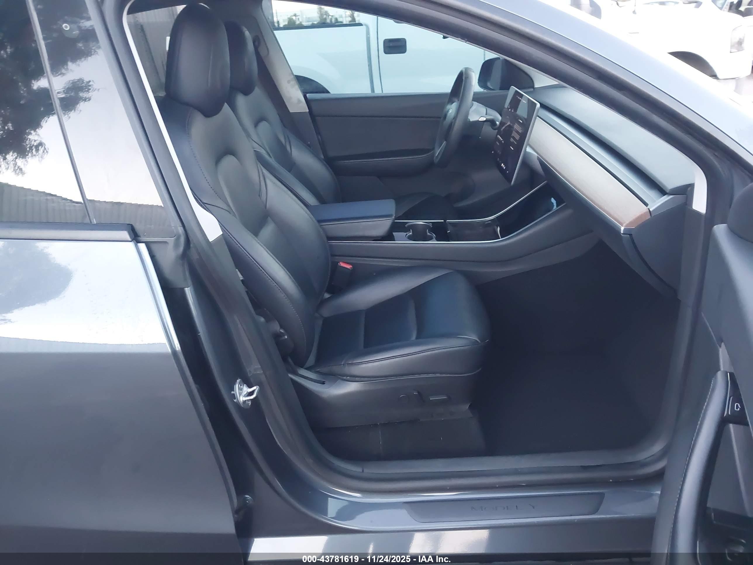 TESLA MODEL image 5
