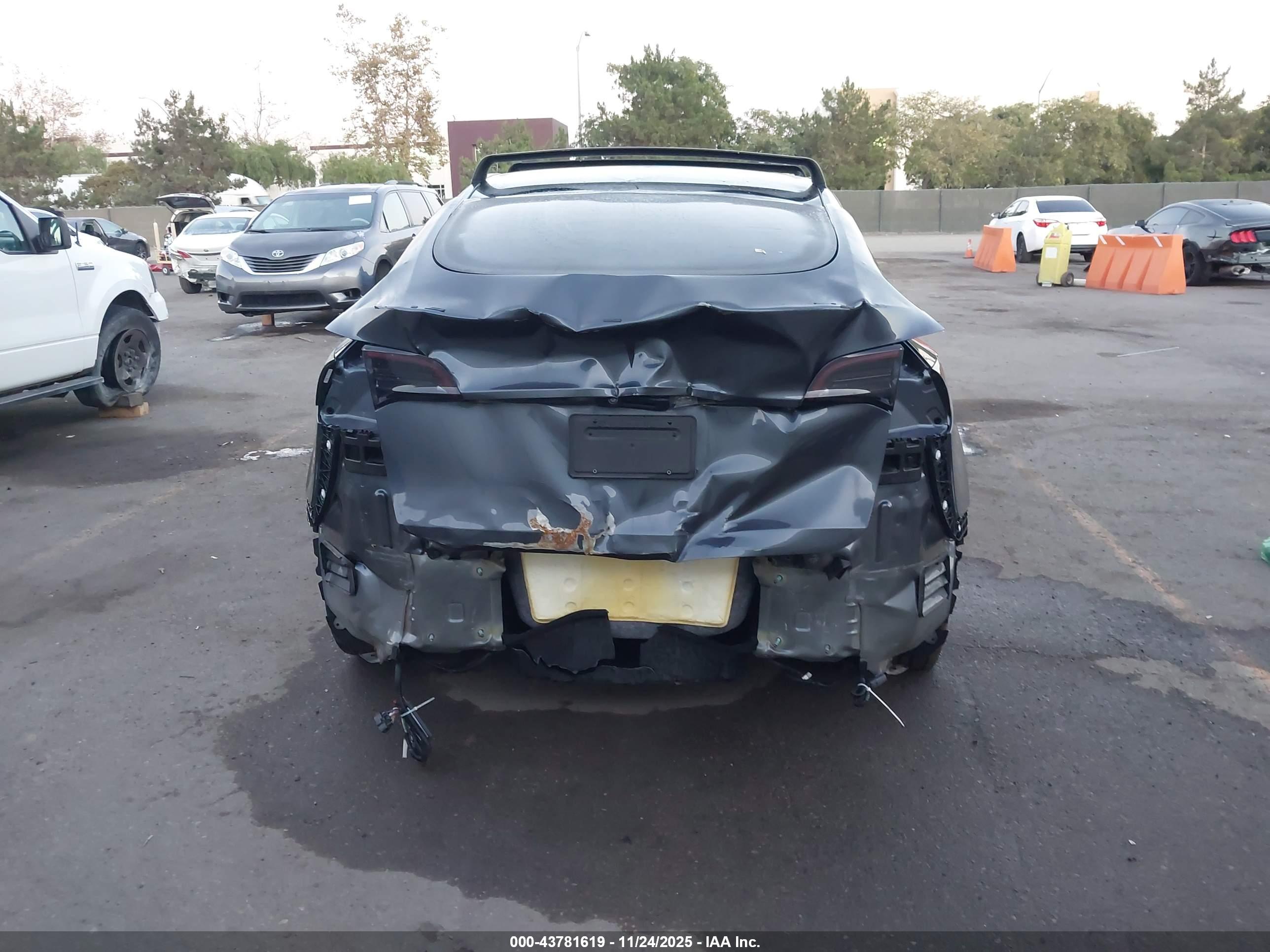 TESLA MODEL image 6