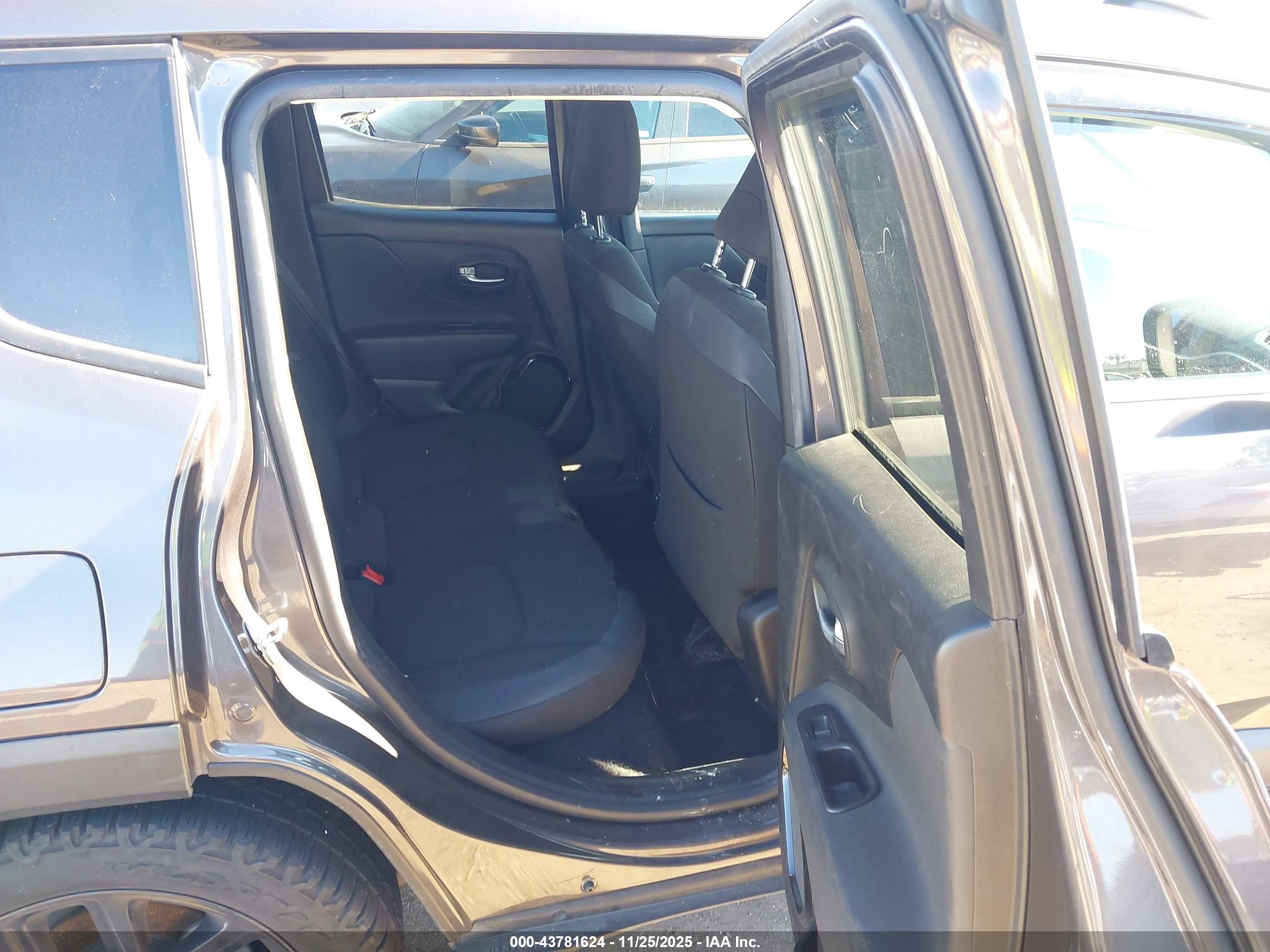 JEEP RENEGADE image 8