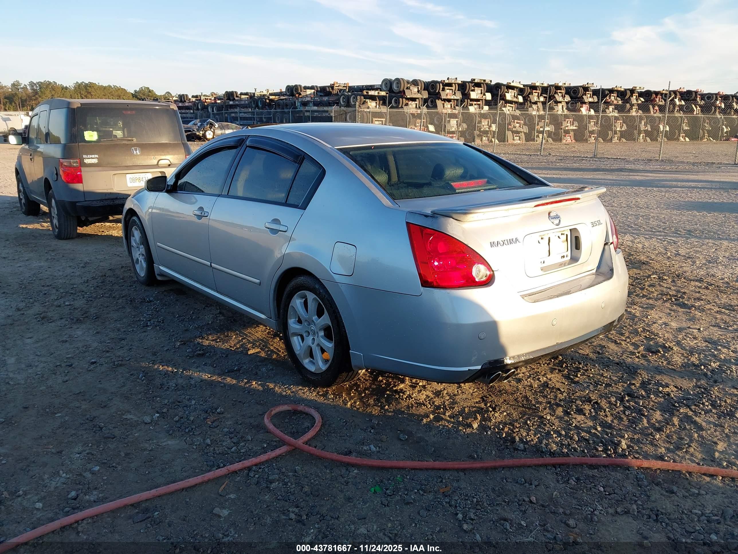 NISSAN MAXIMA image 3