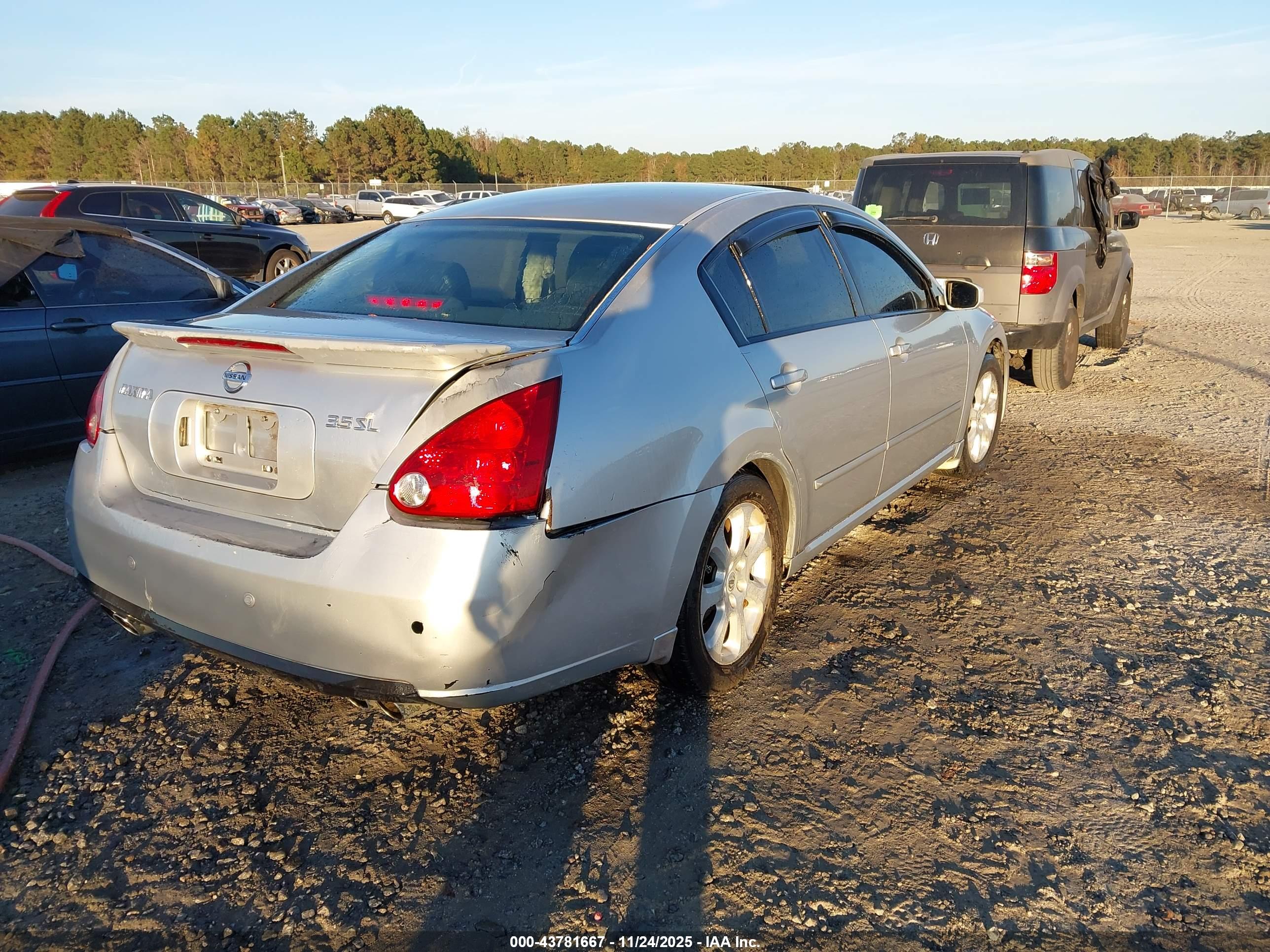 NISSAN MAXIMA image 4