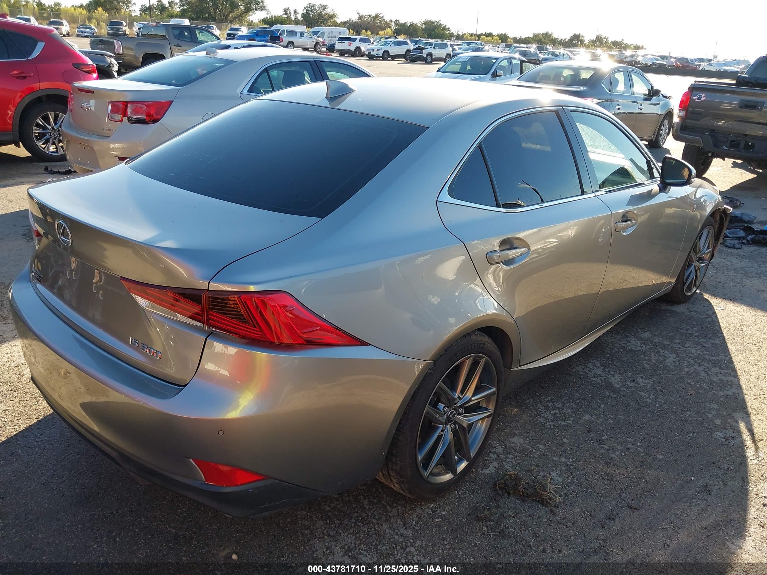 LEXUS IS image 4