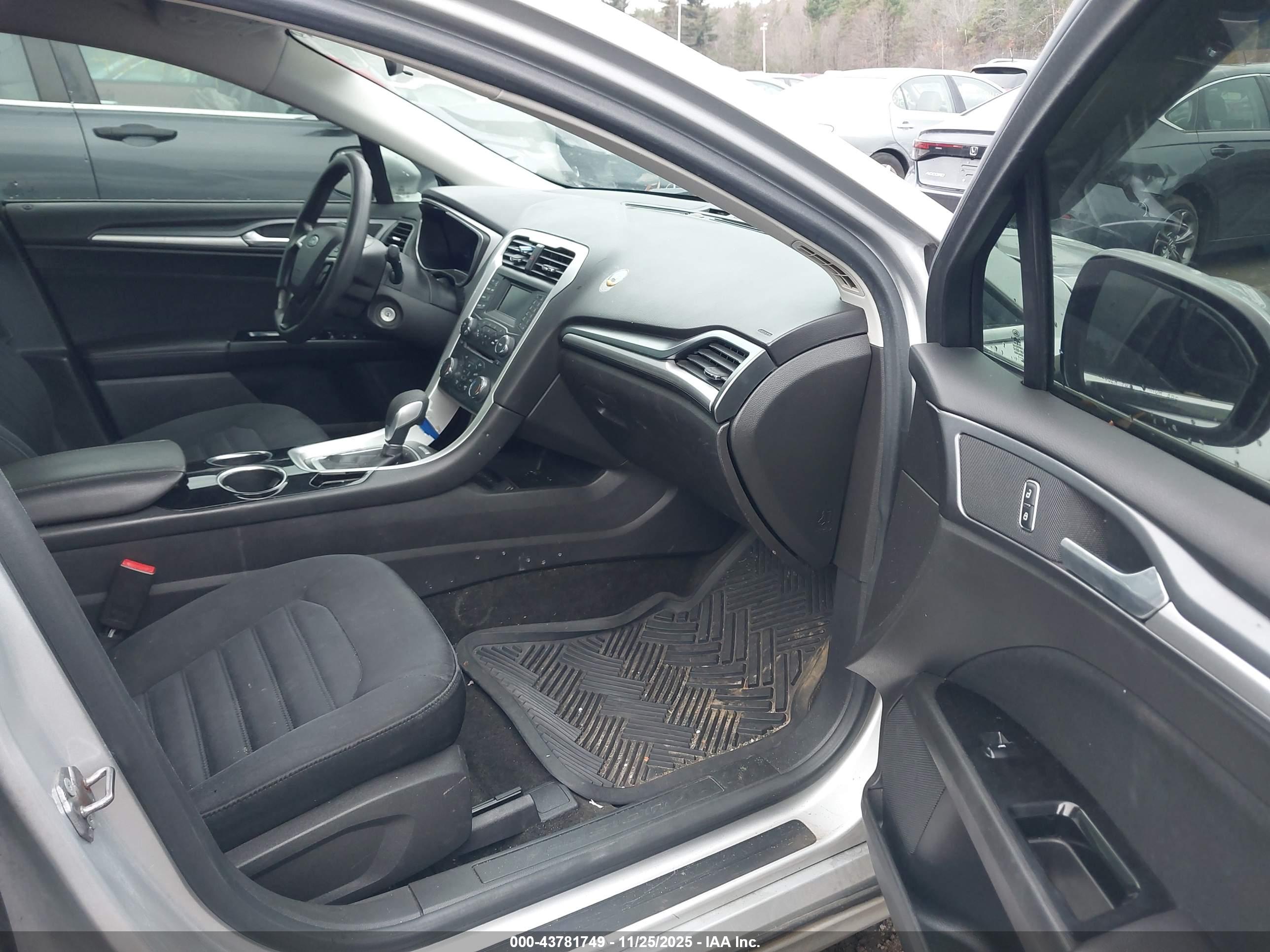FORD FUSION image 5