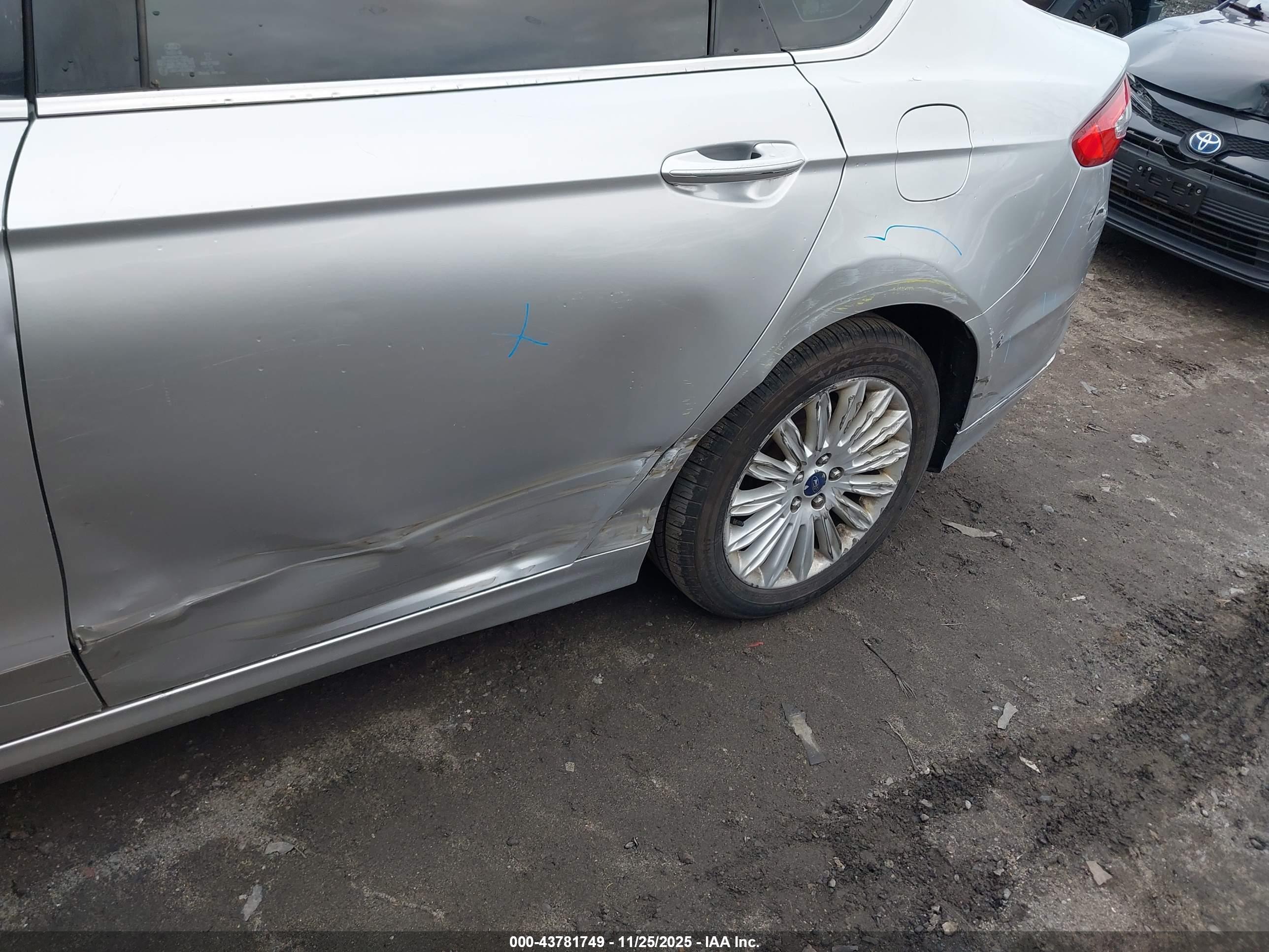 FORD FUSION image 6