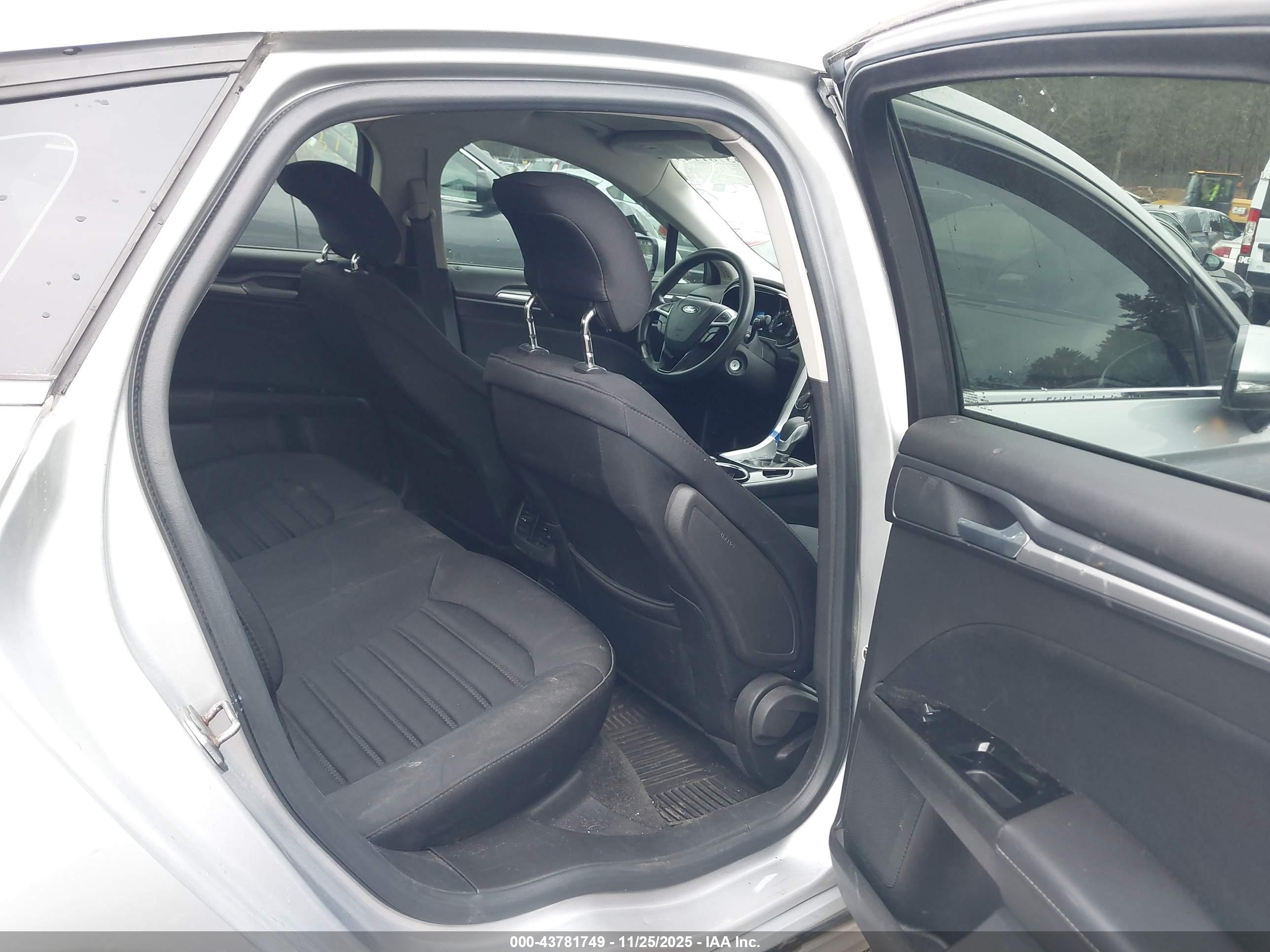 FORD FUSION image 8