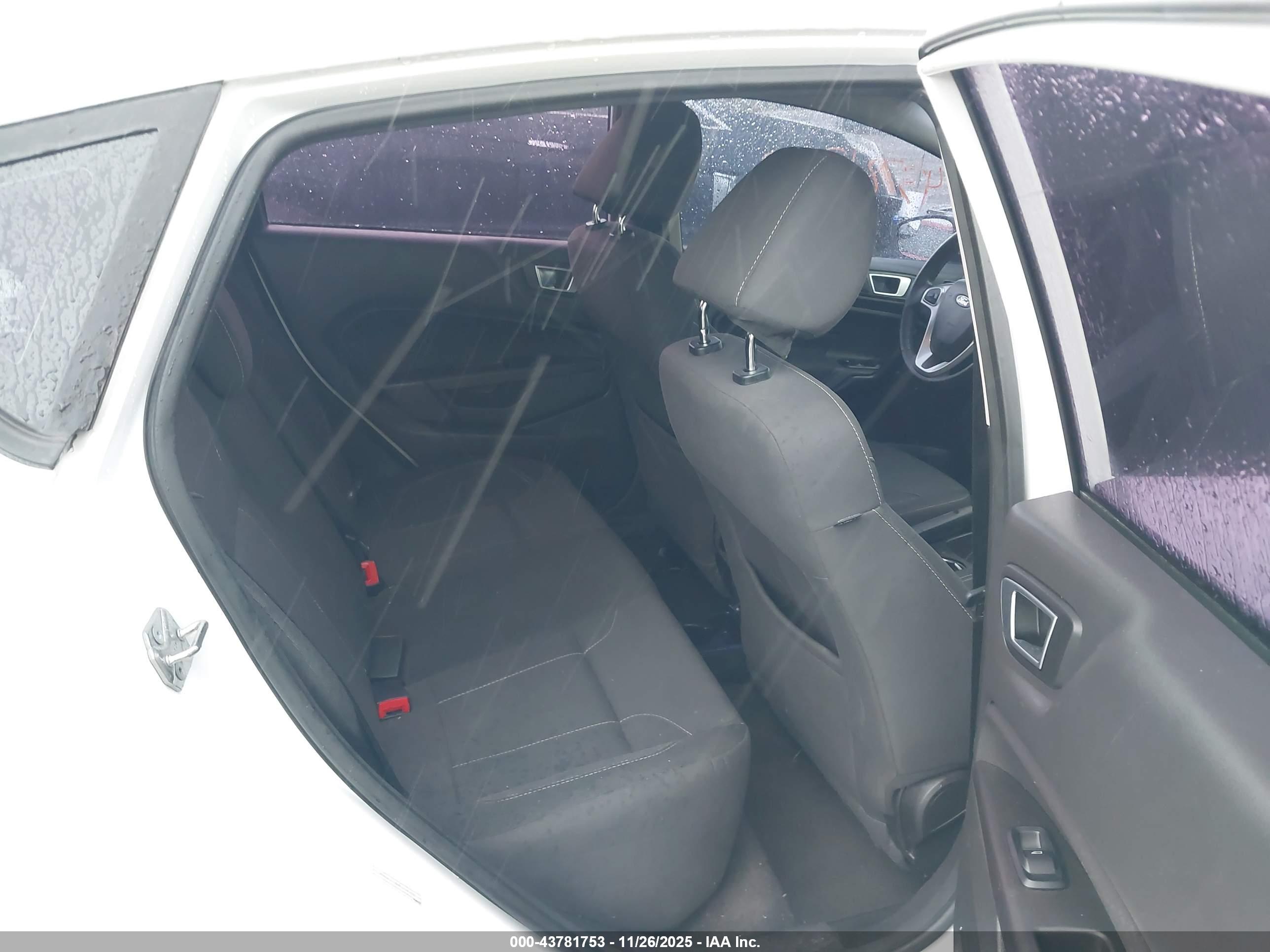FORD FIESTA image 8