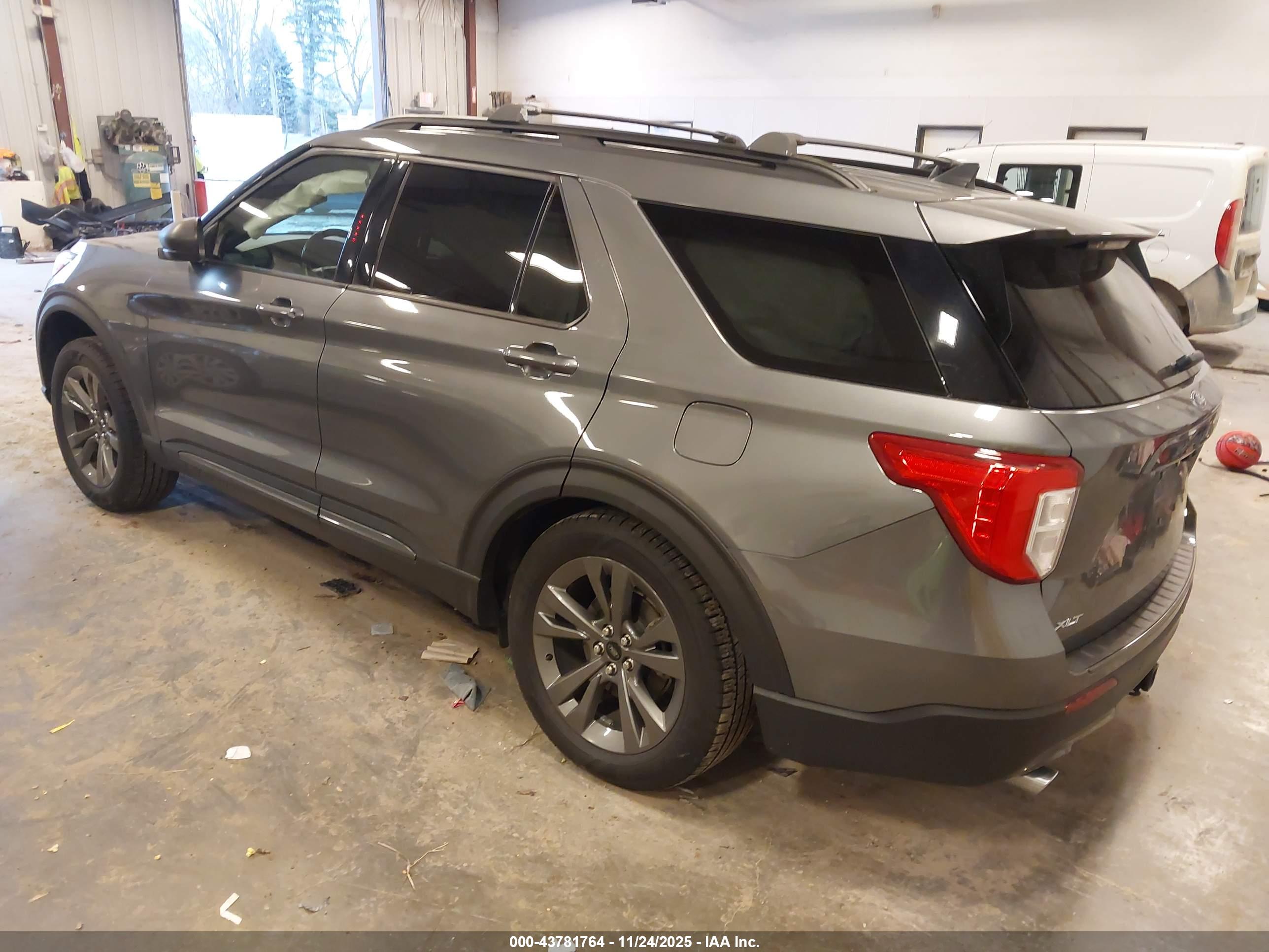 FORD EXPLORER image 3