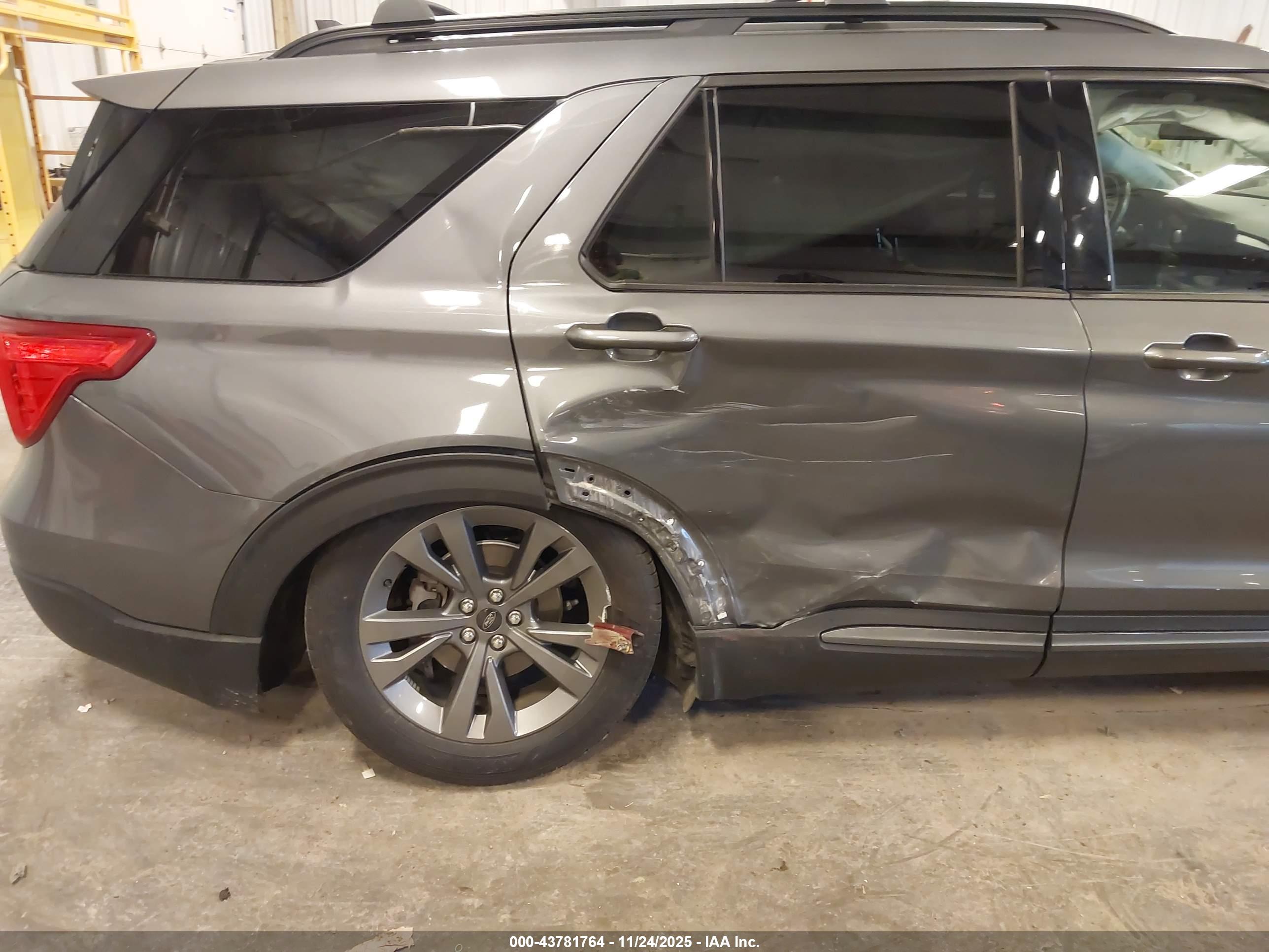FORD EXPLORER image 6