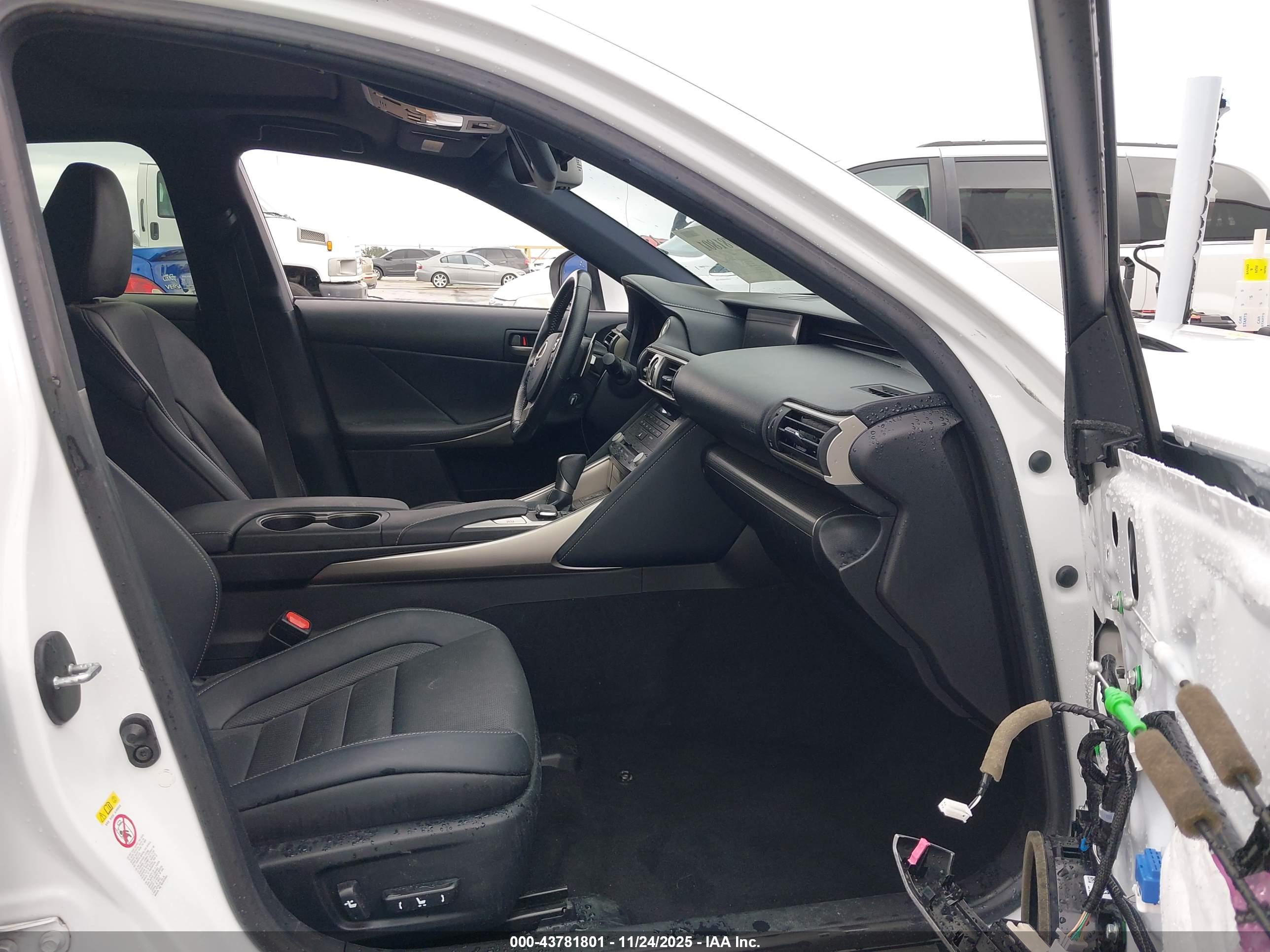 LEXUS IS image 5