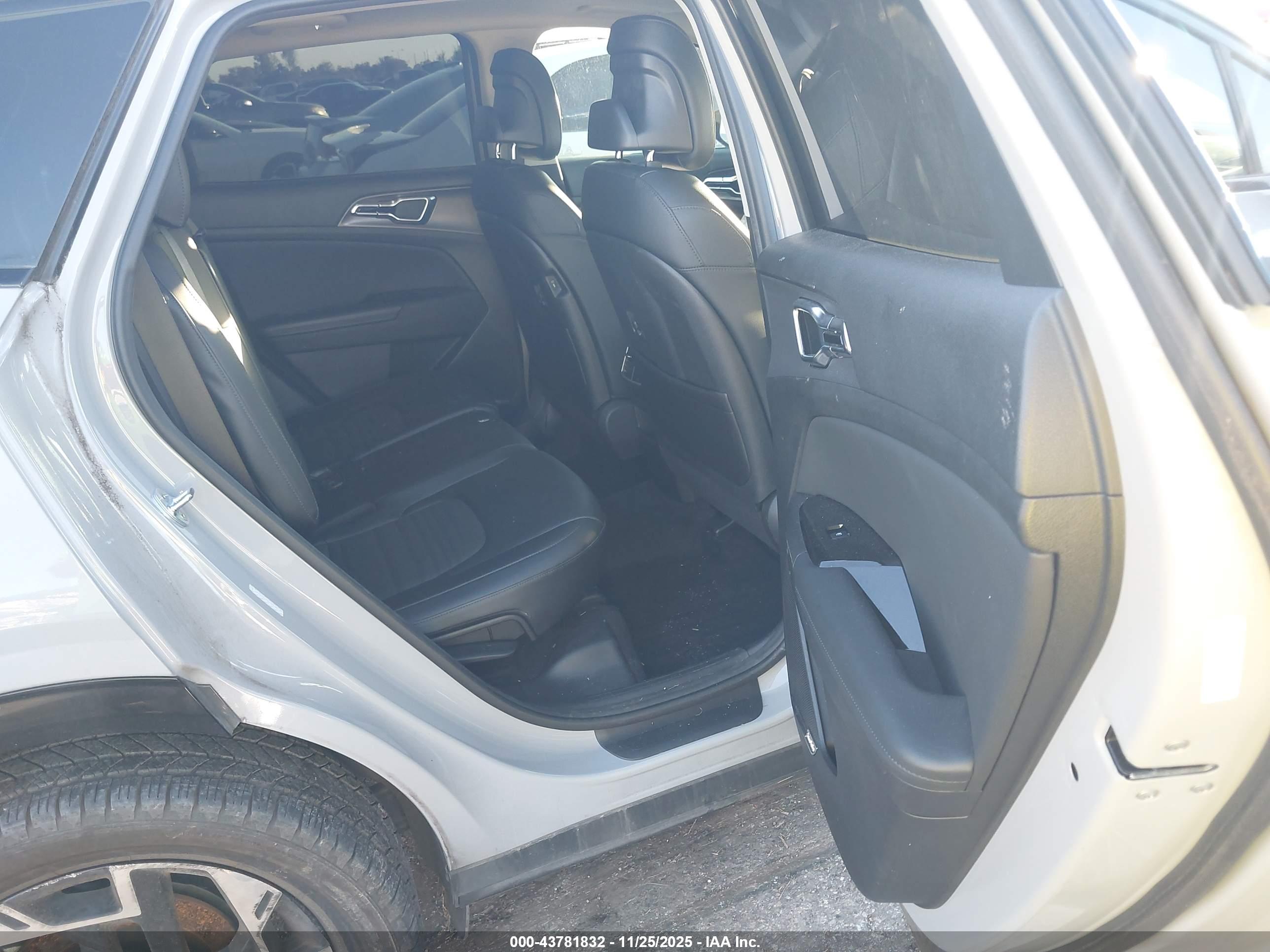 KIA SPORTAGE image 8