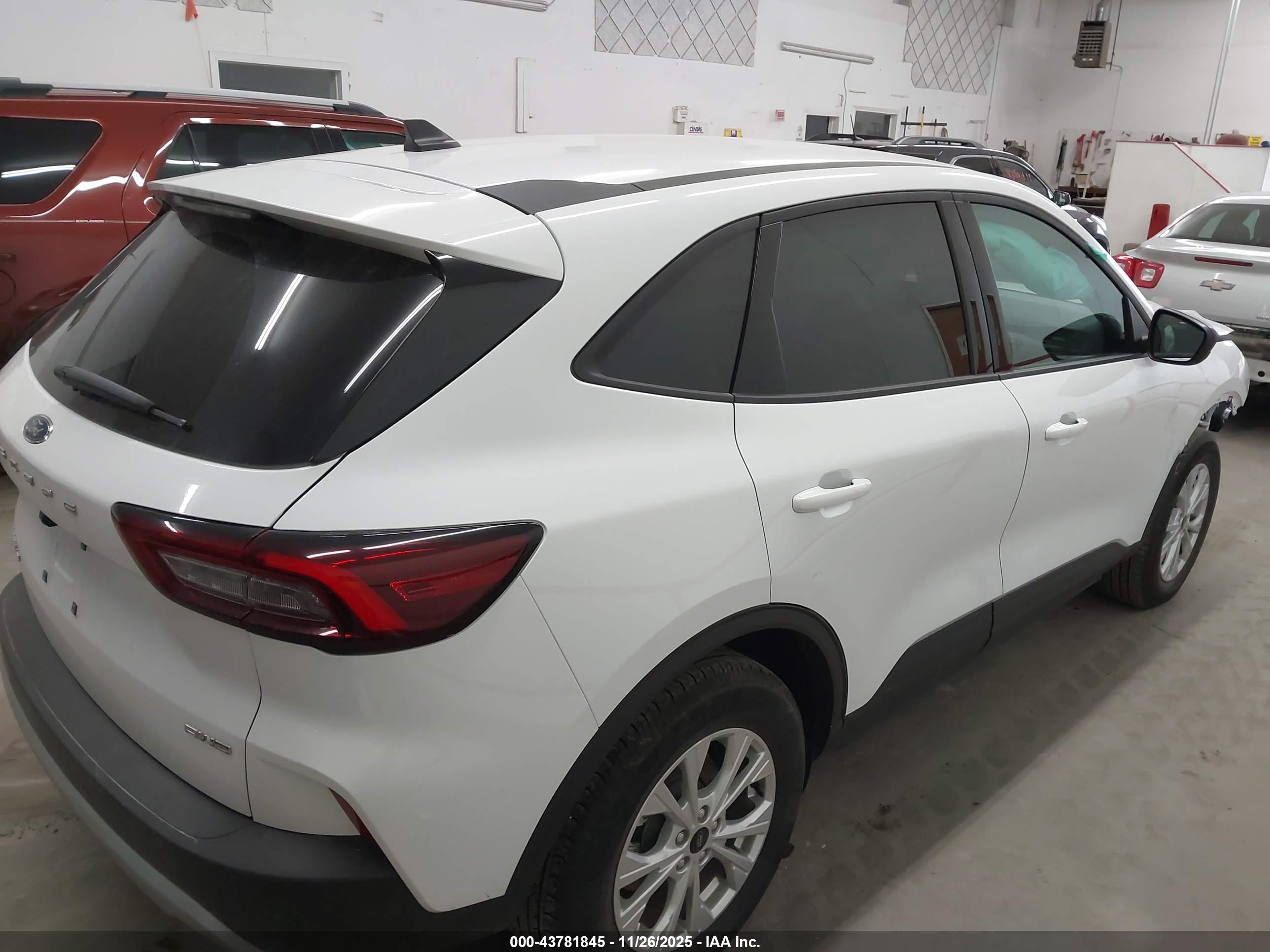 FORD ESCAPE image 4