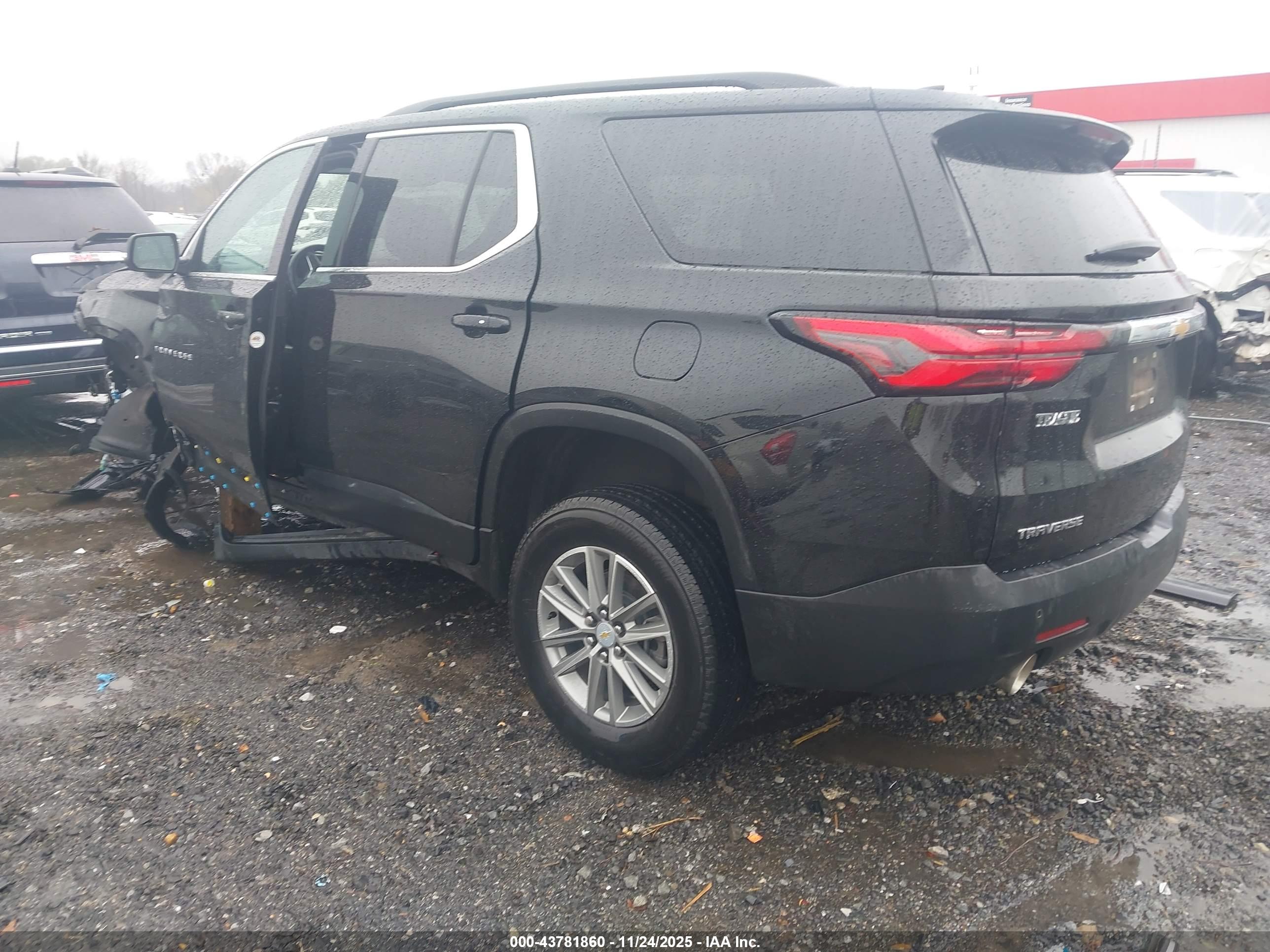 CHEVROLET TRAVERSE image 3