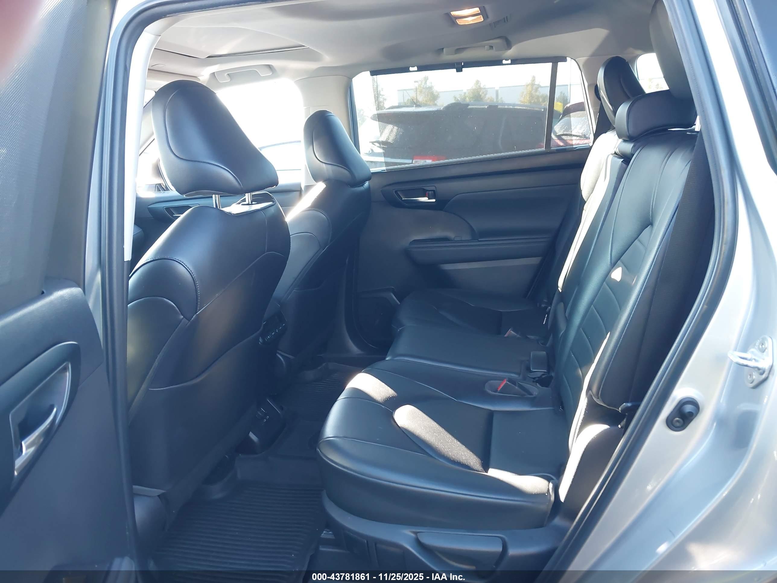 TOYOTA HIGHLANDER image 8