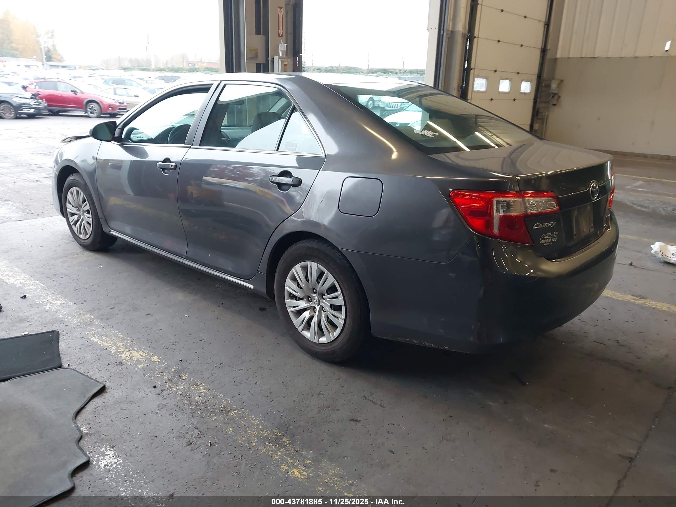 TOYOTA CAMRY image 3