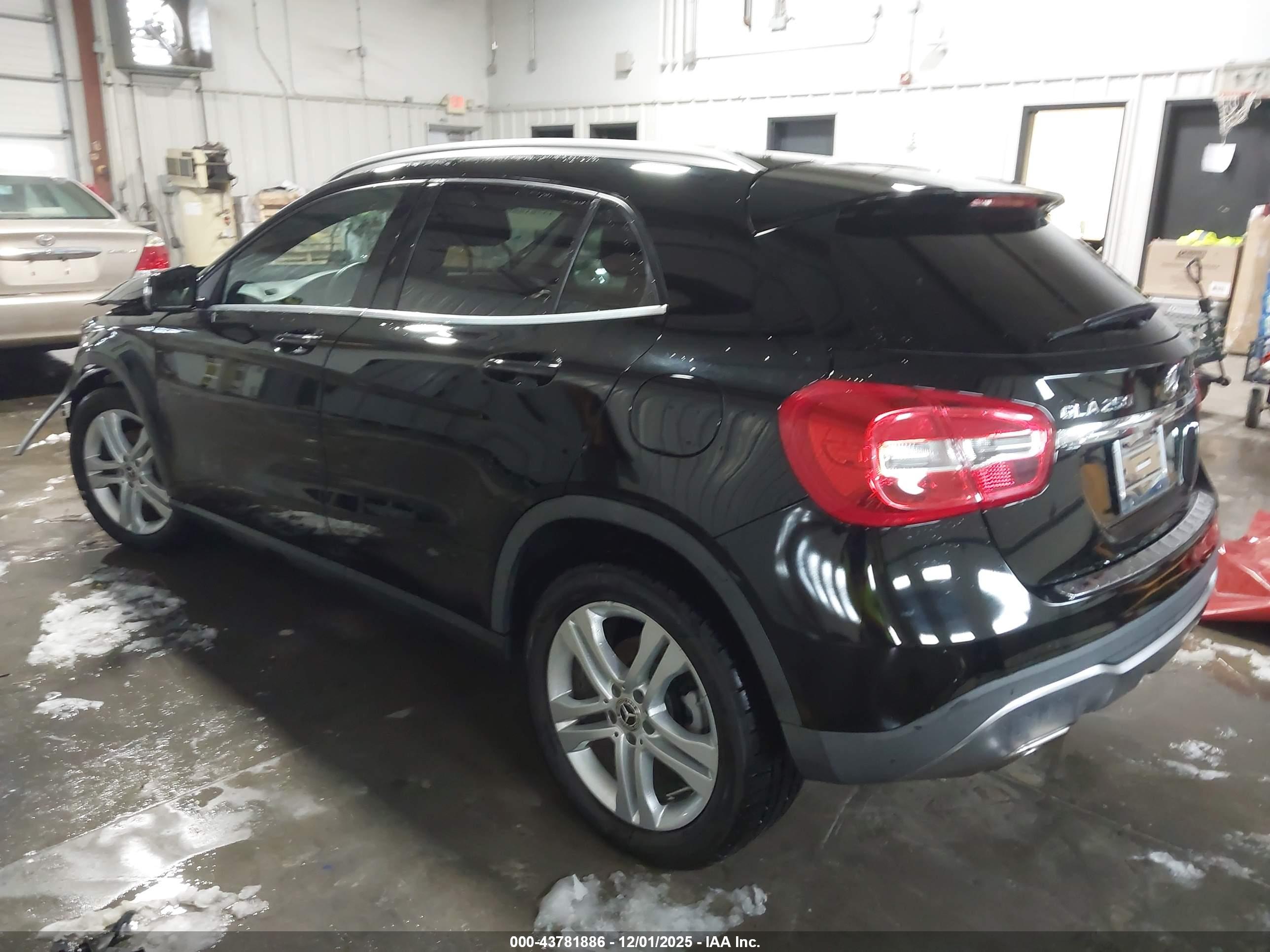 MERCEDES-BENZ GLA image 3