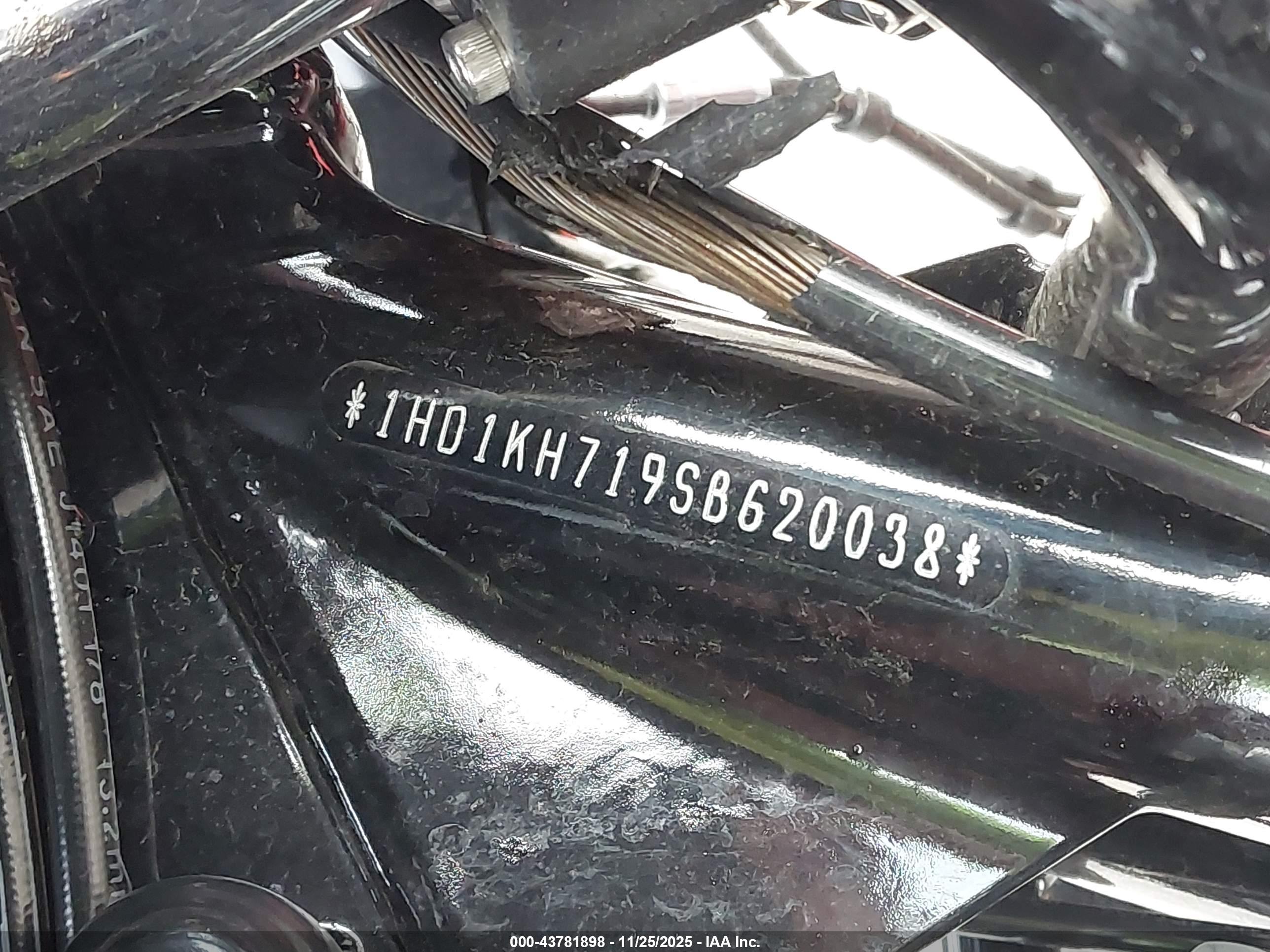 HARLEY-DAVIDSON FLTRX image 10
