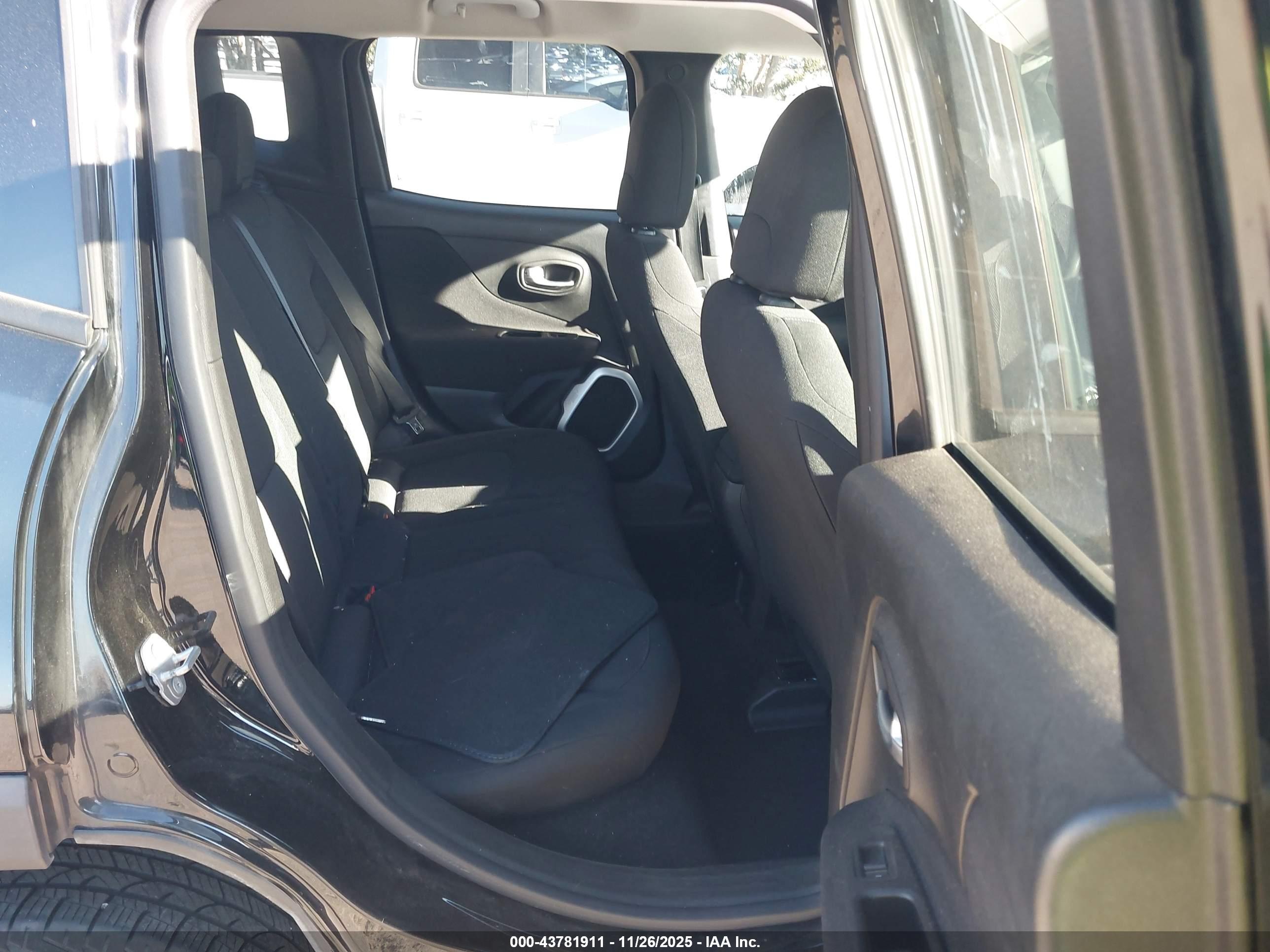 JEEP RENEGADE image 8