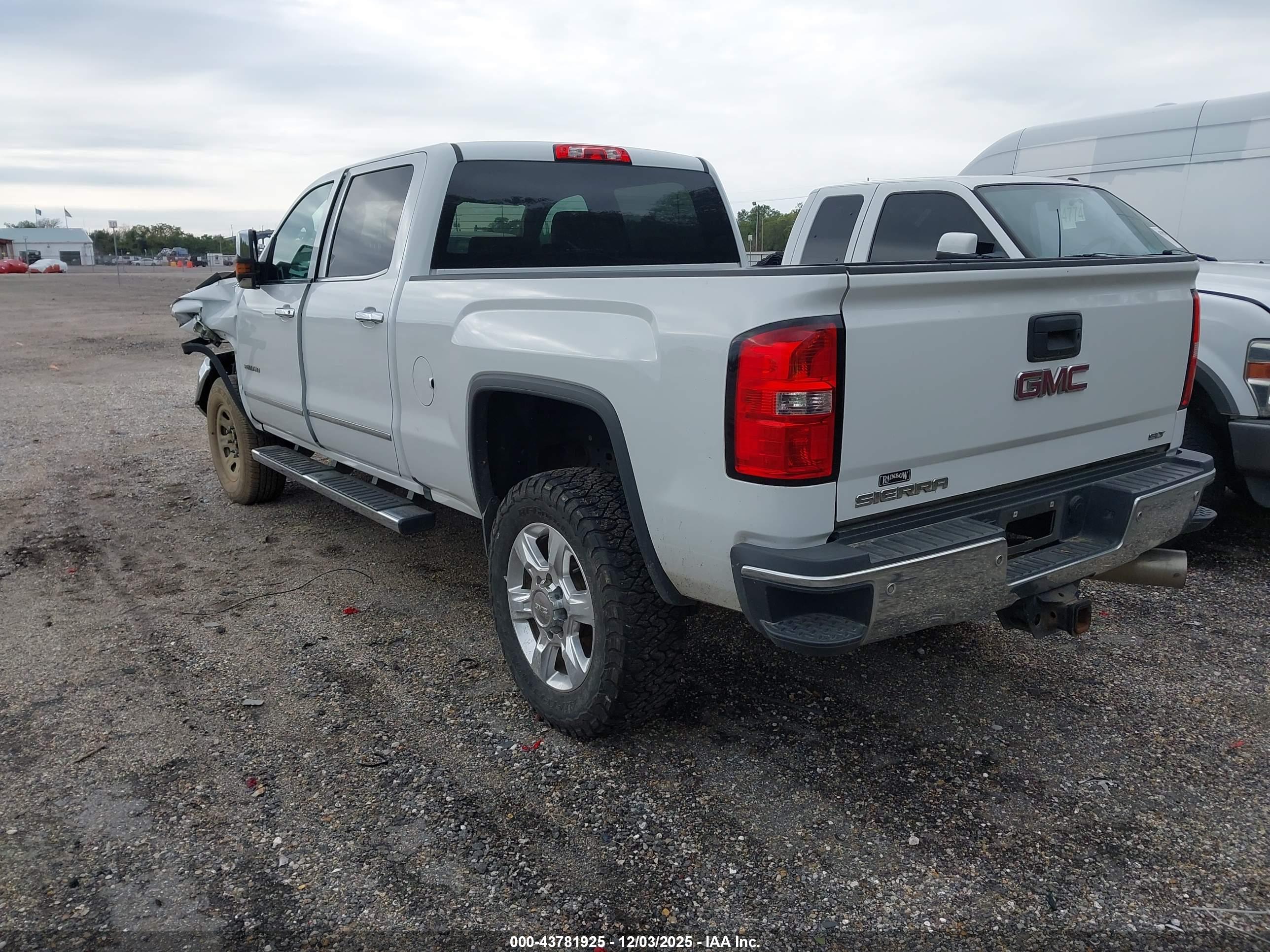 GMC SIERRA image 3