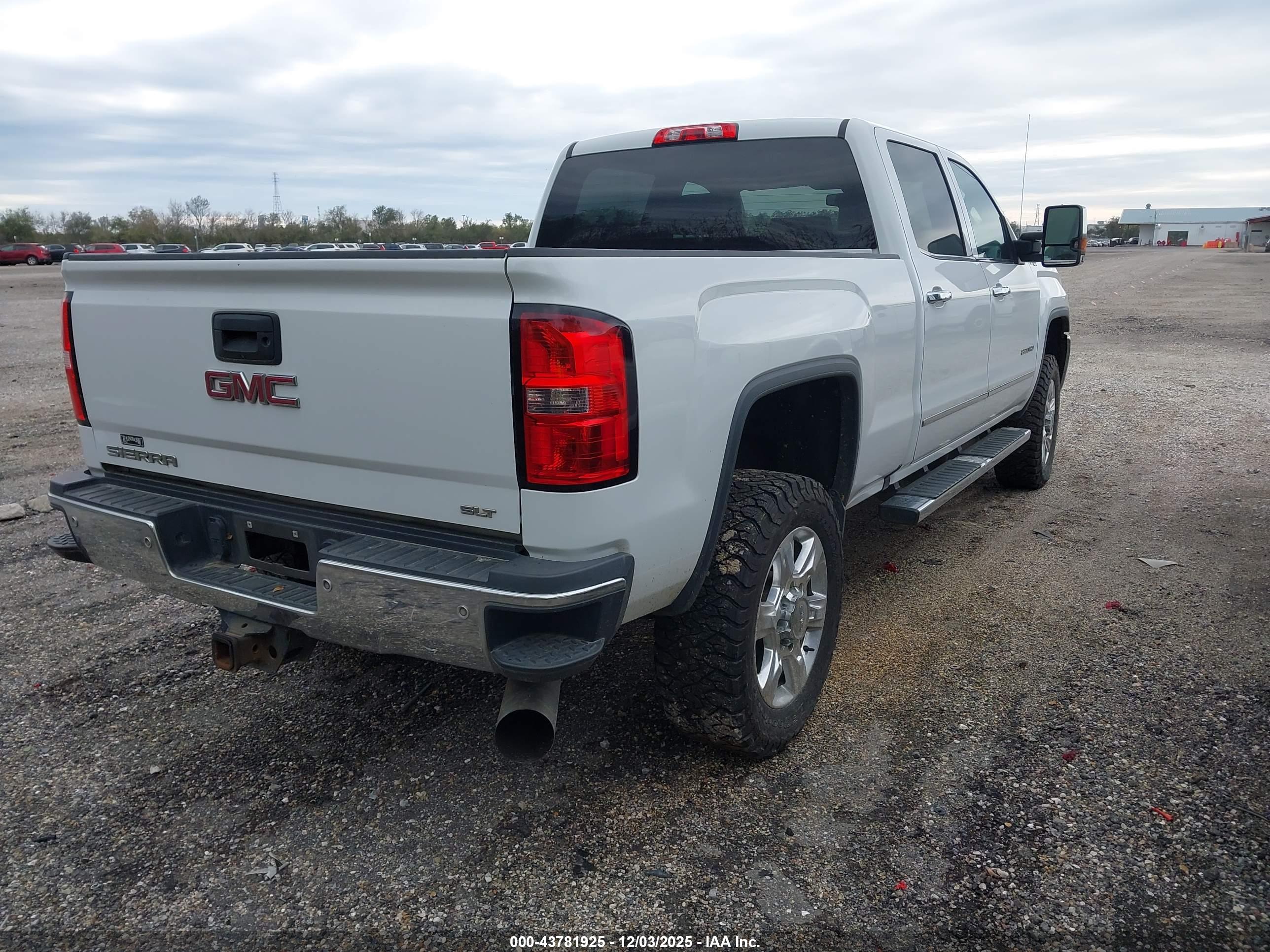 GMC SIERRA image 4