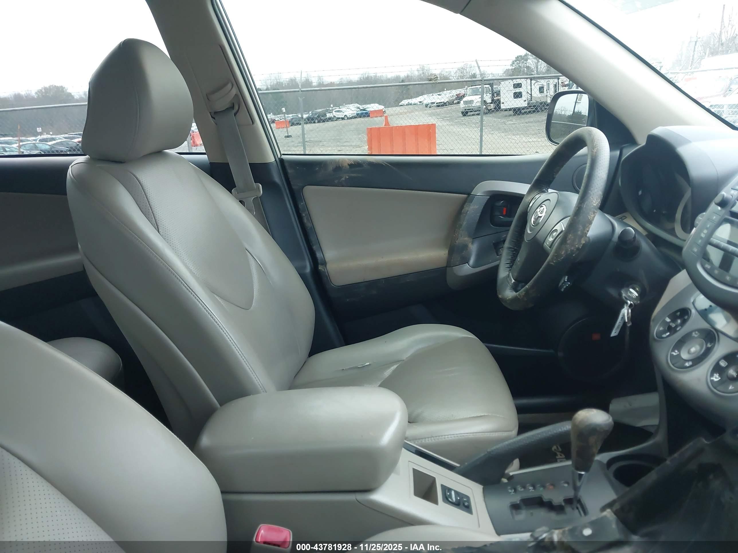 TOYOTA RAV4 image 5