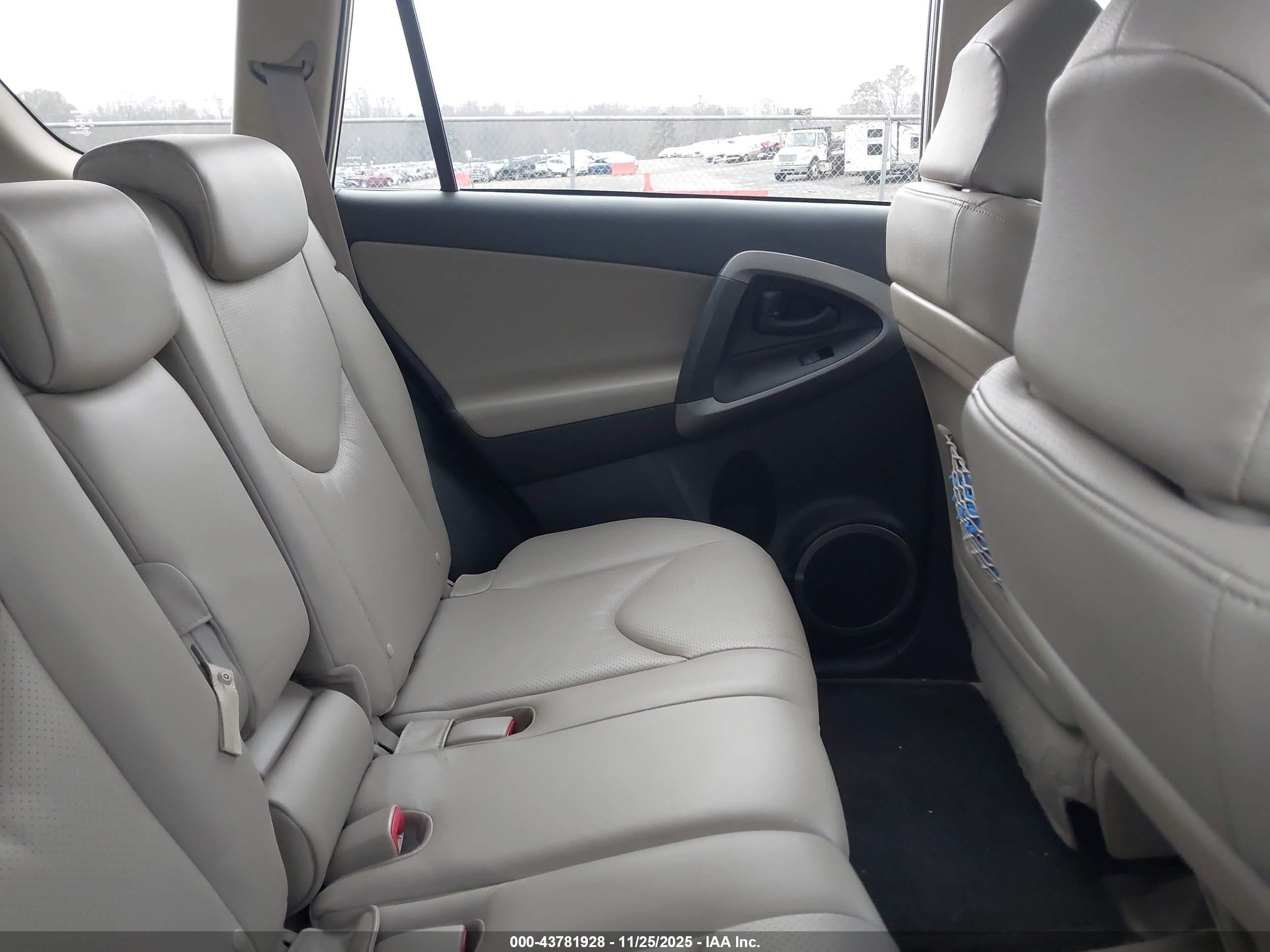 TOYOTA RAV4 image 8