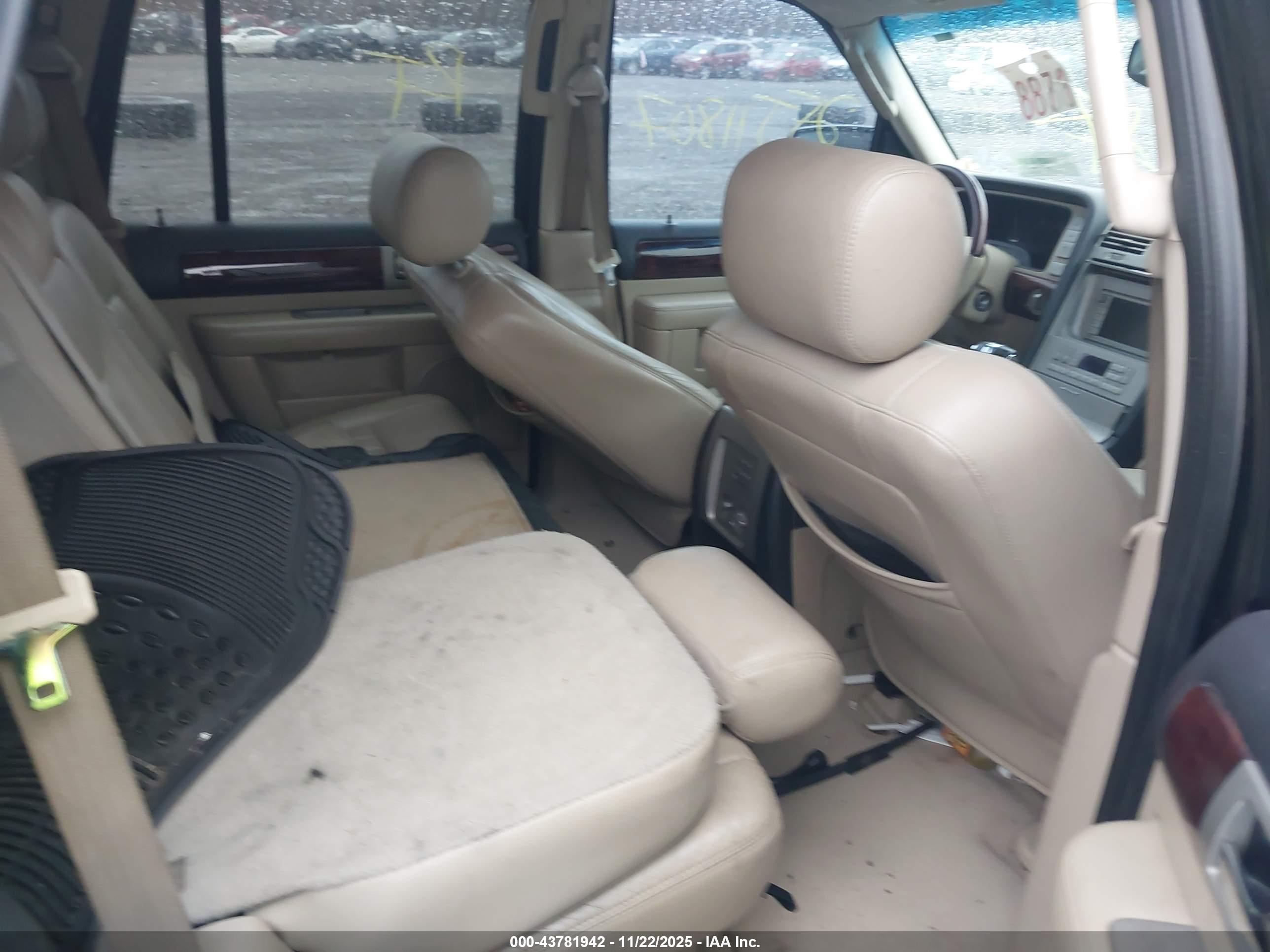 LINCOLN NAVIGATOR image 8