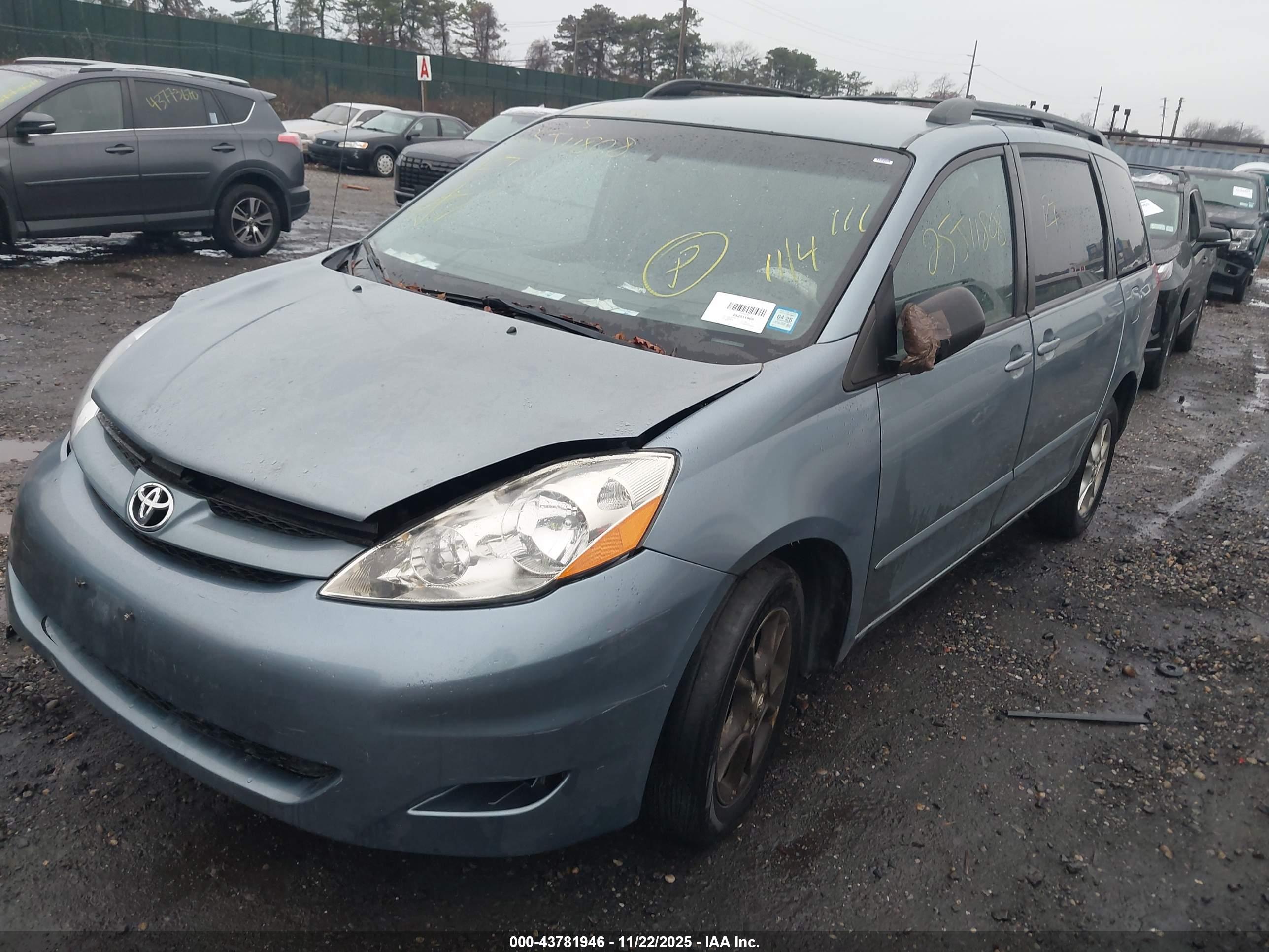 TOYOTA SIENNA image 2
