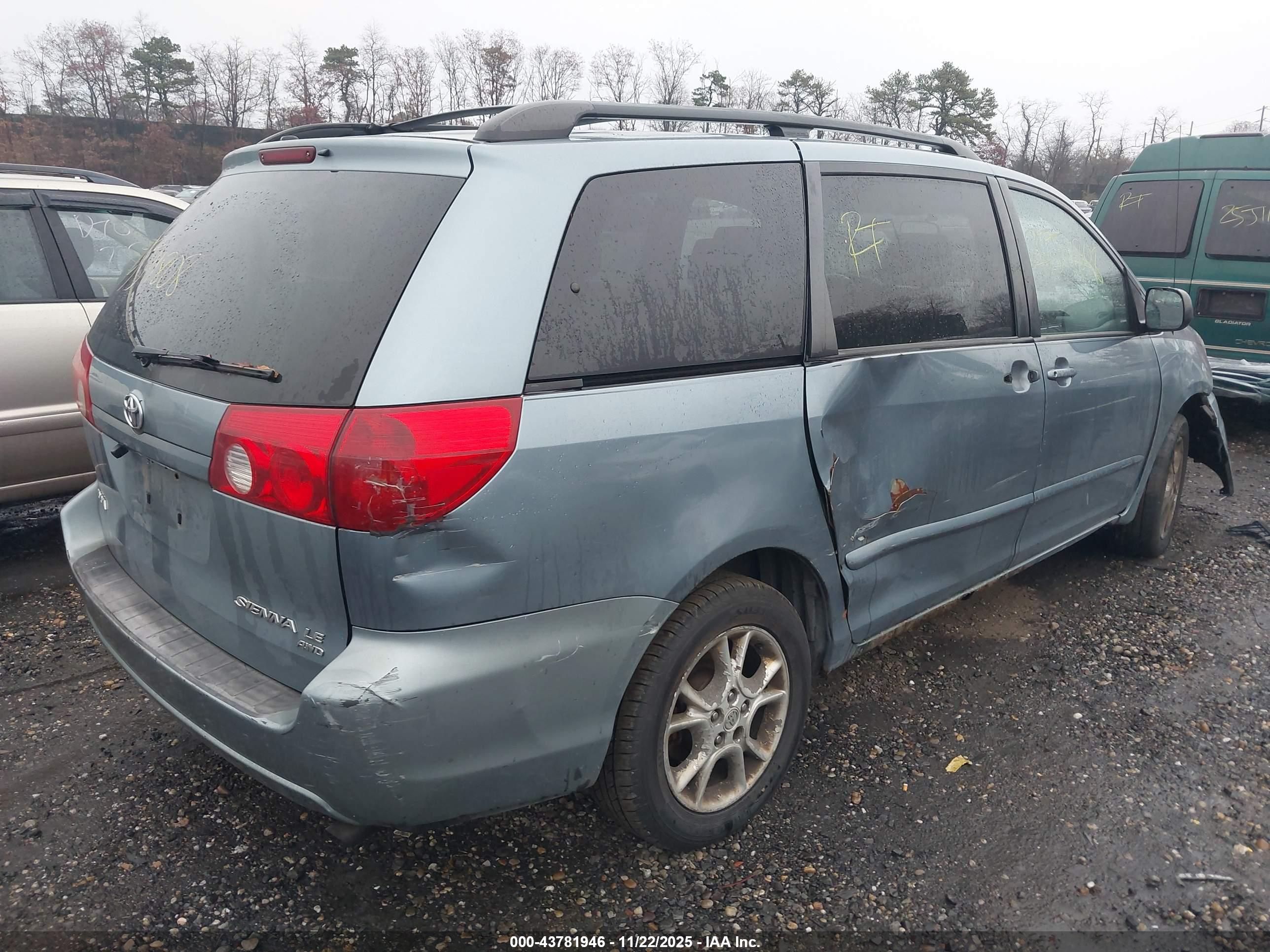 TOYOTA SIENNA image 4