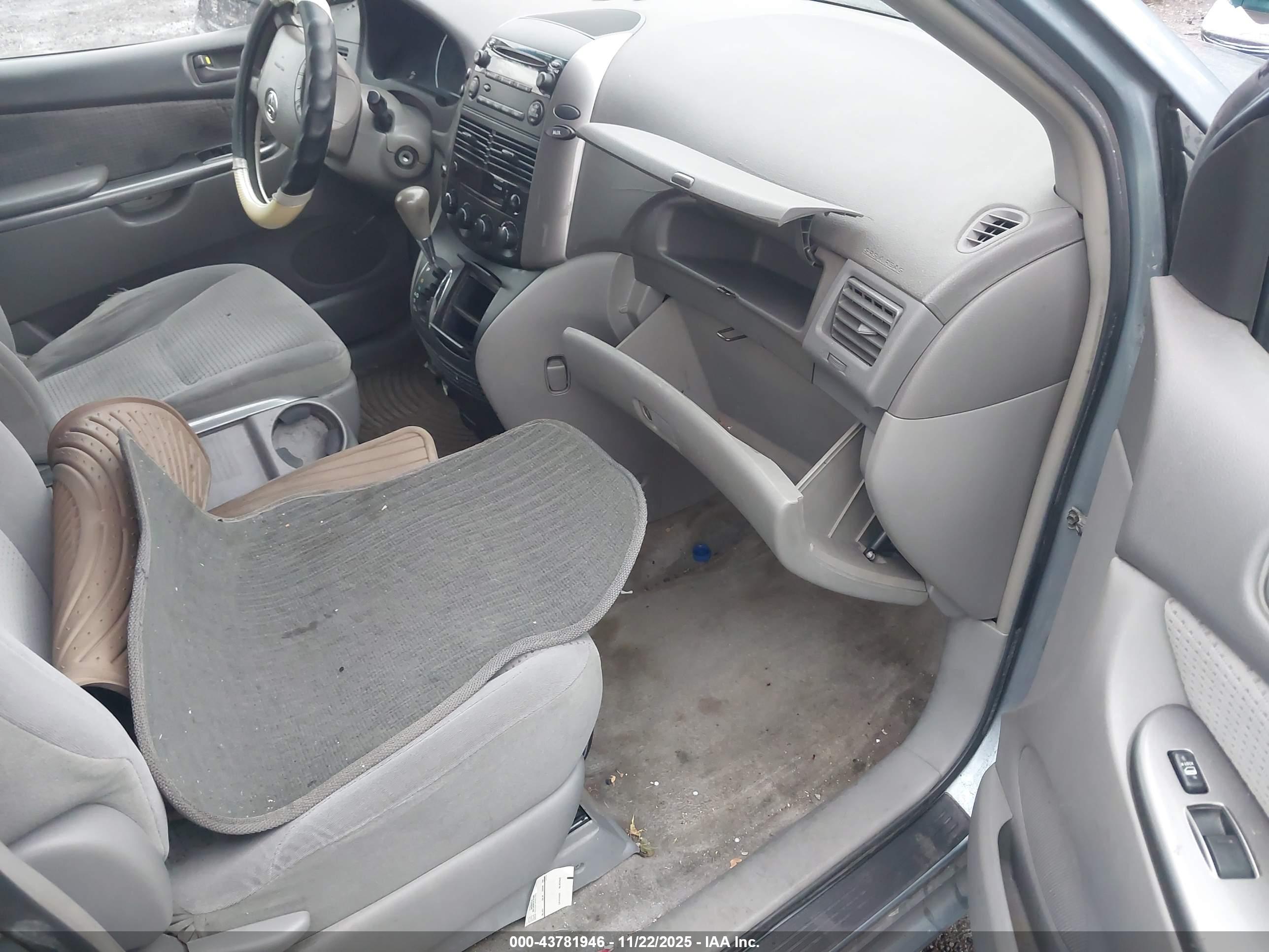 TOYOTA SIENNA image 5
