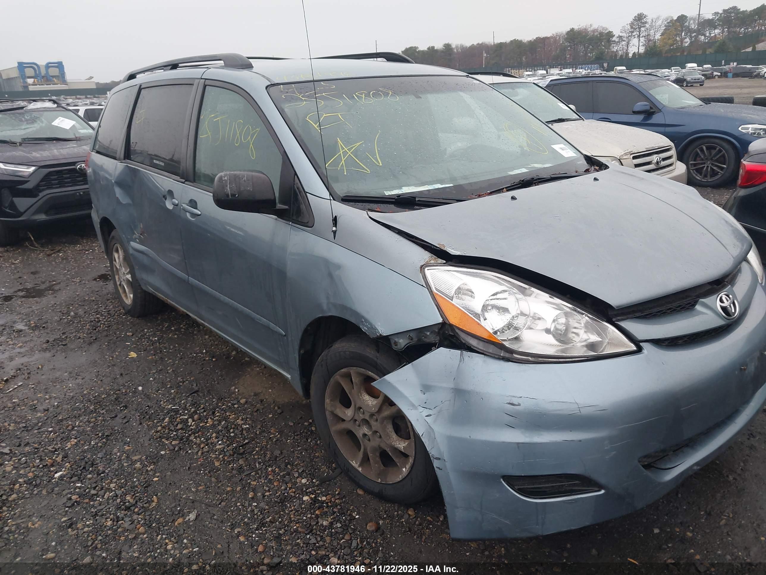TOYOTA SIENNA image 6