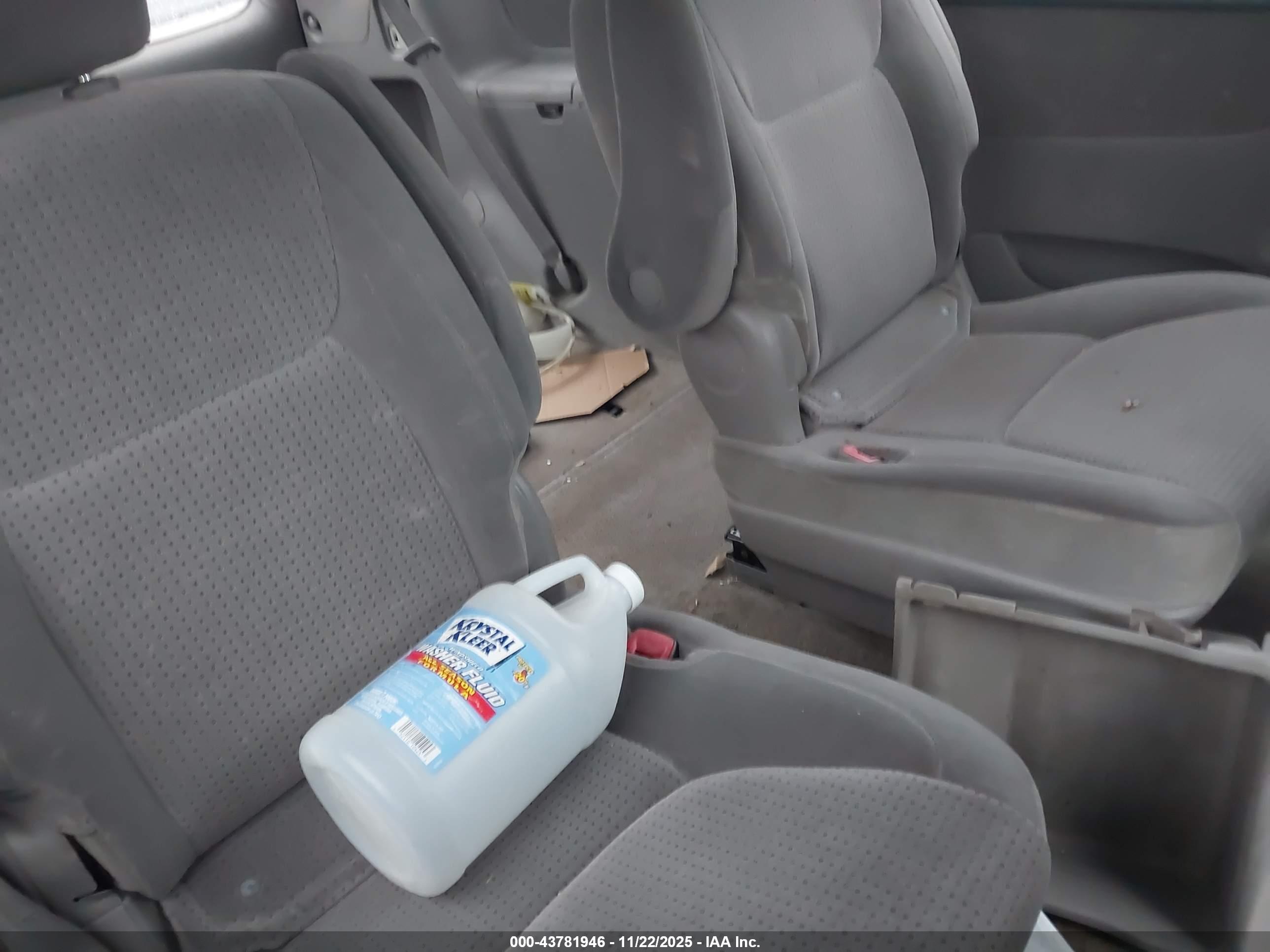 TOYOTA SIENNA image 8