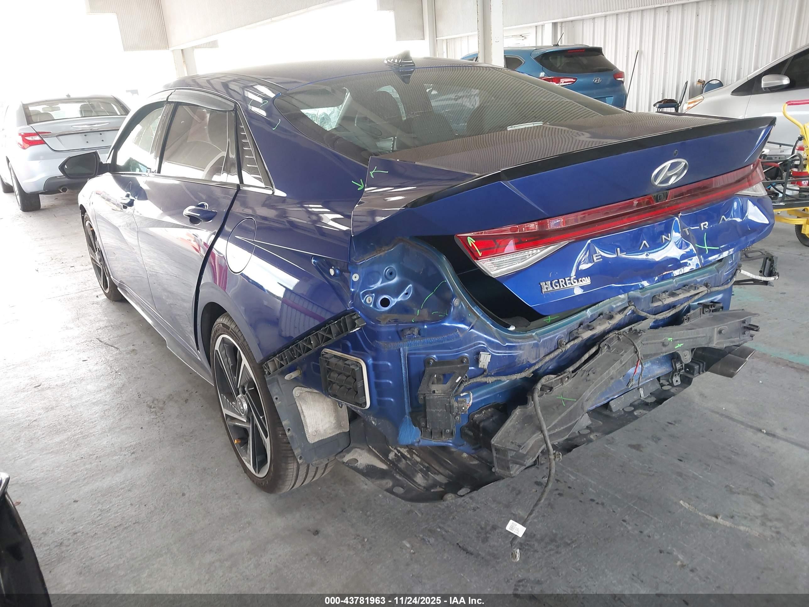 HYUNDAI ELANTRA image 3