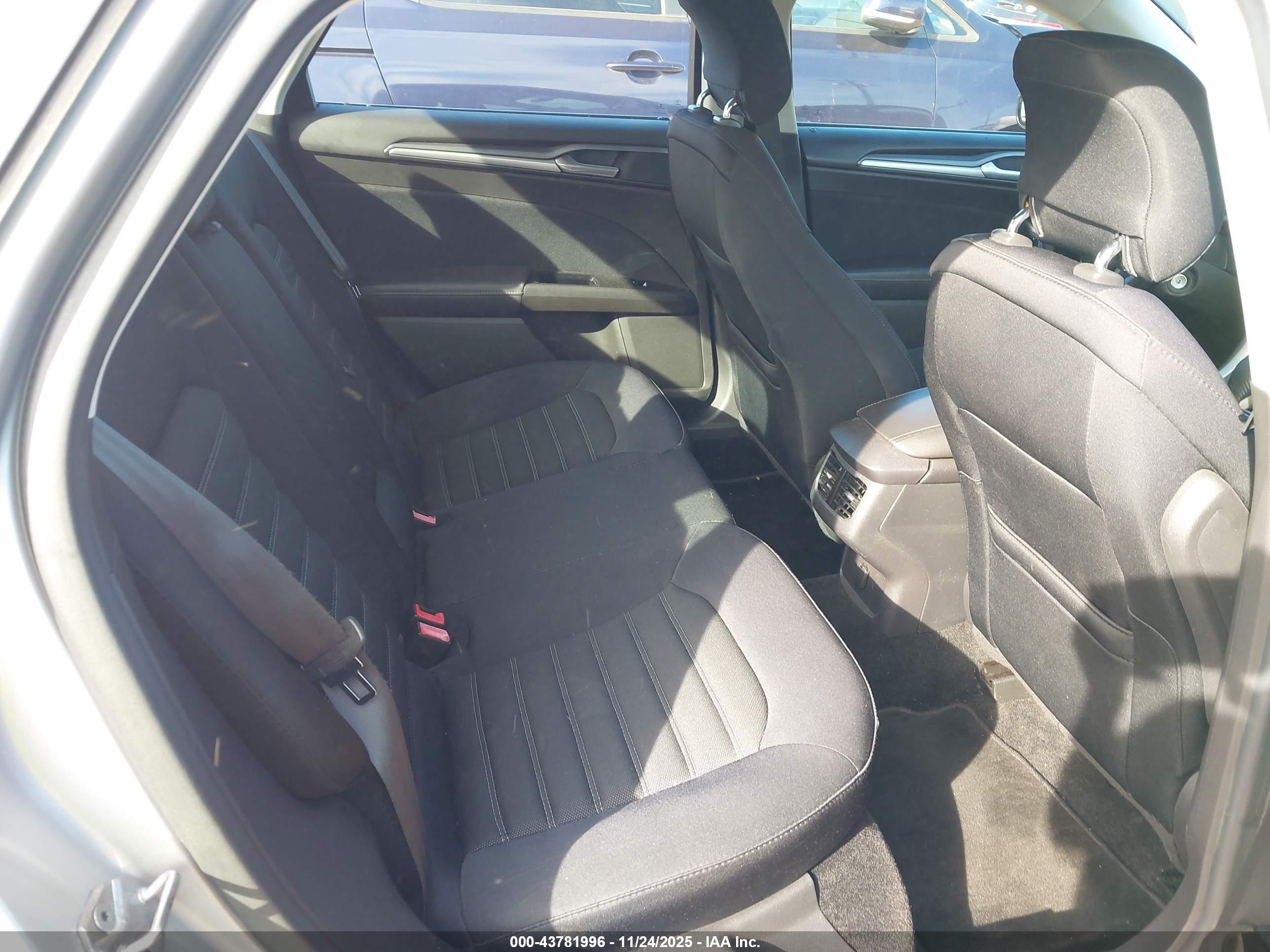 FORD FUSION image 8