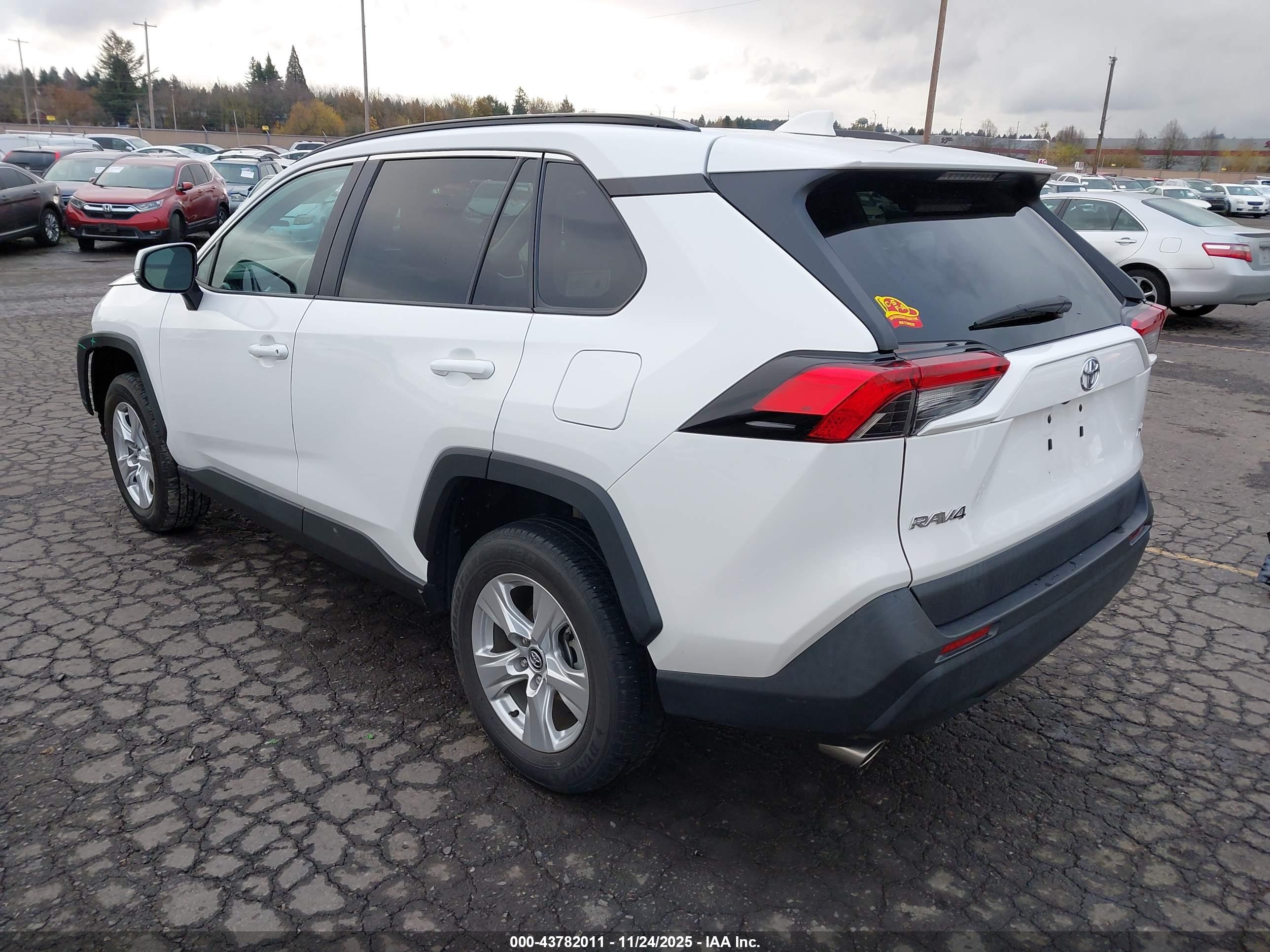TOYOTA RAV4 image 3