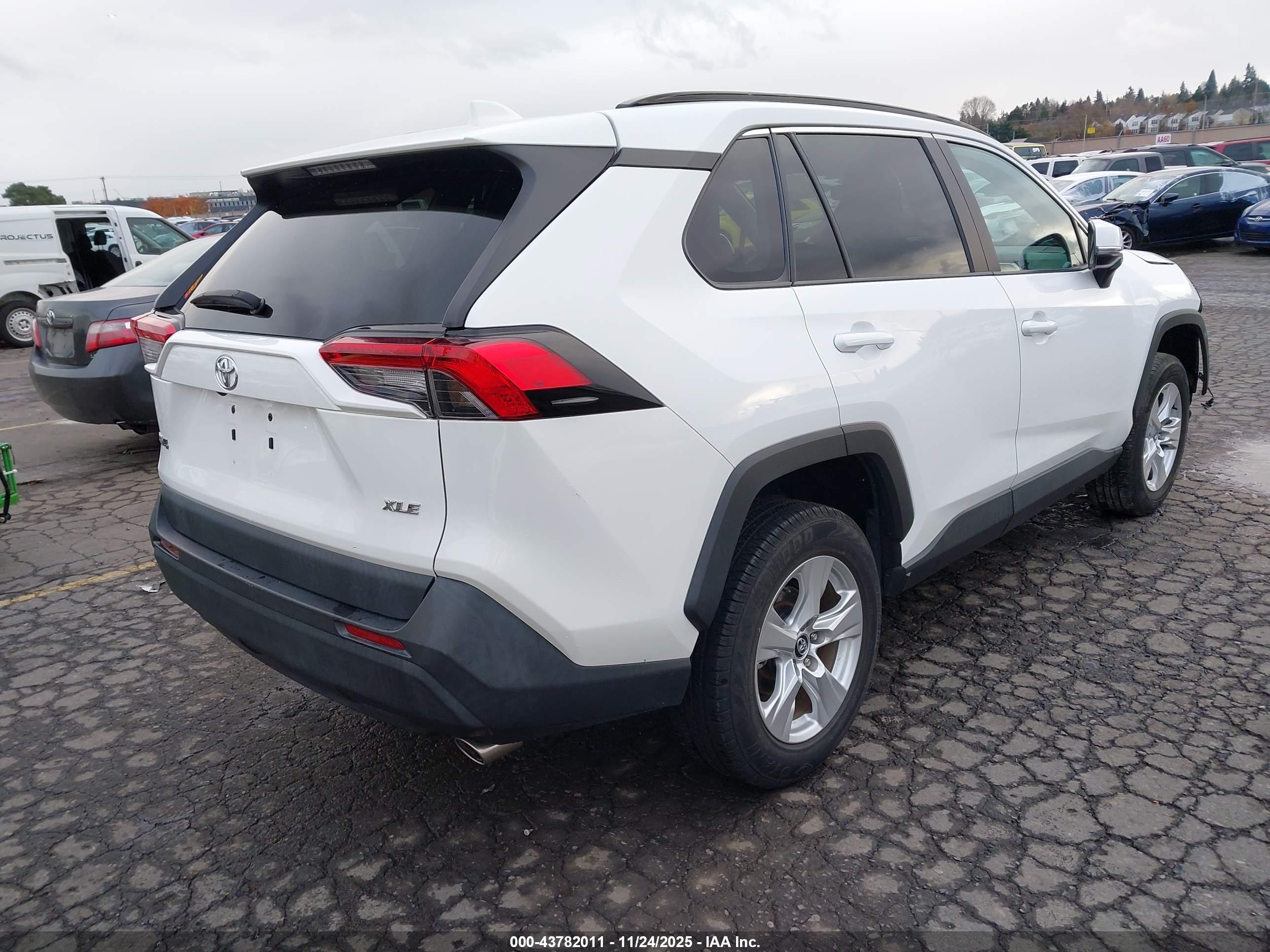 TOYOTA RAV4 image 4