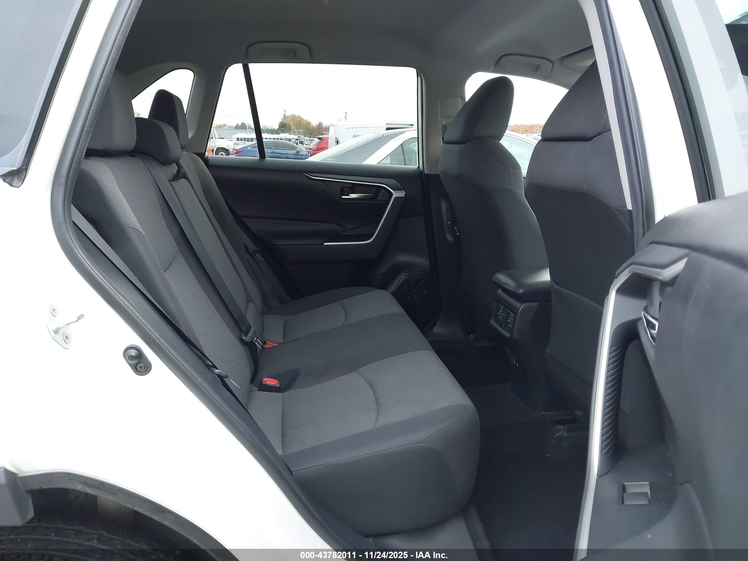 TOYOTA RAV4 image 8