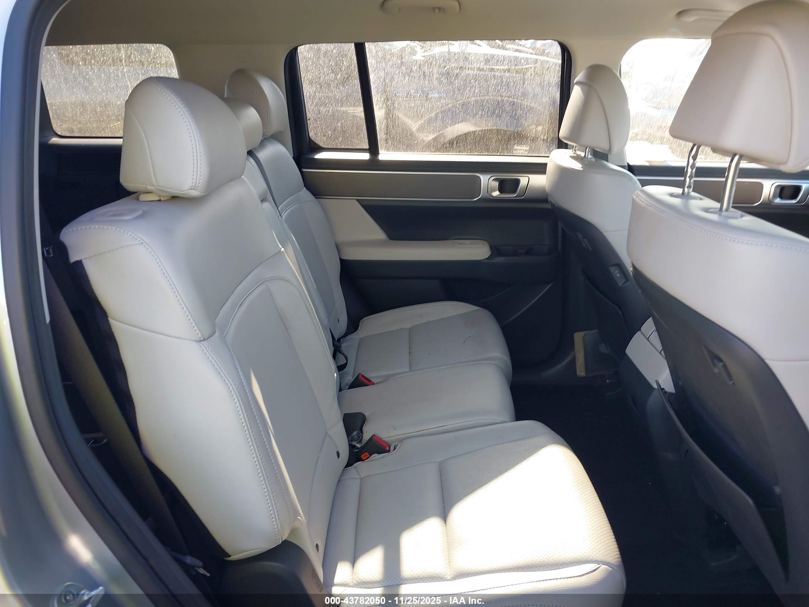 HYUNDAI SANTA image 8