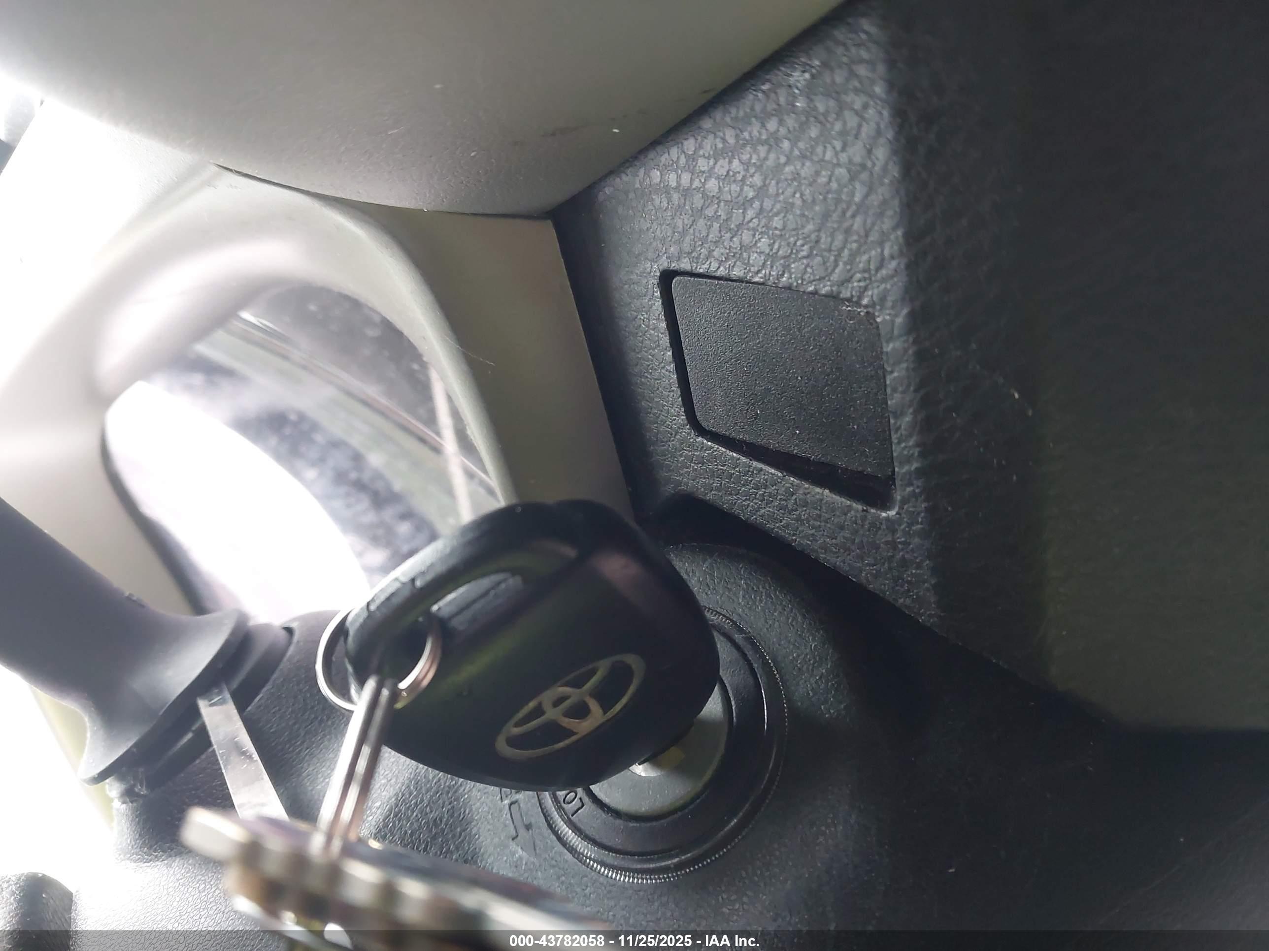 TOYOTA RAV4 image 11