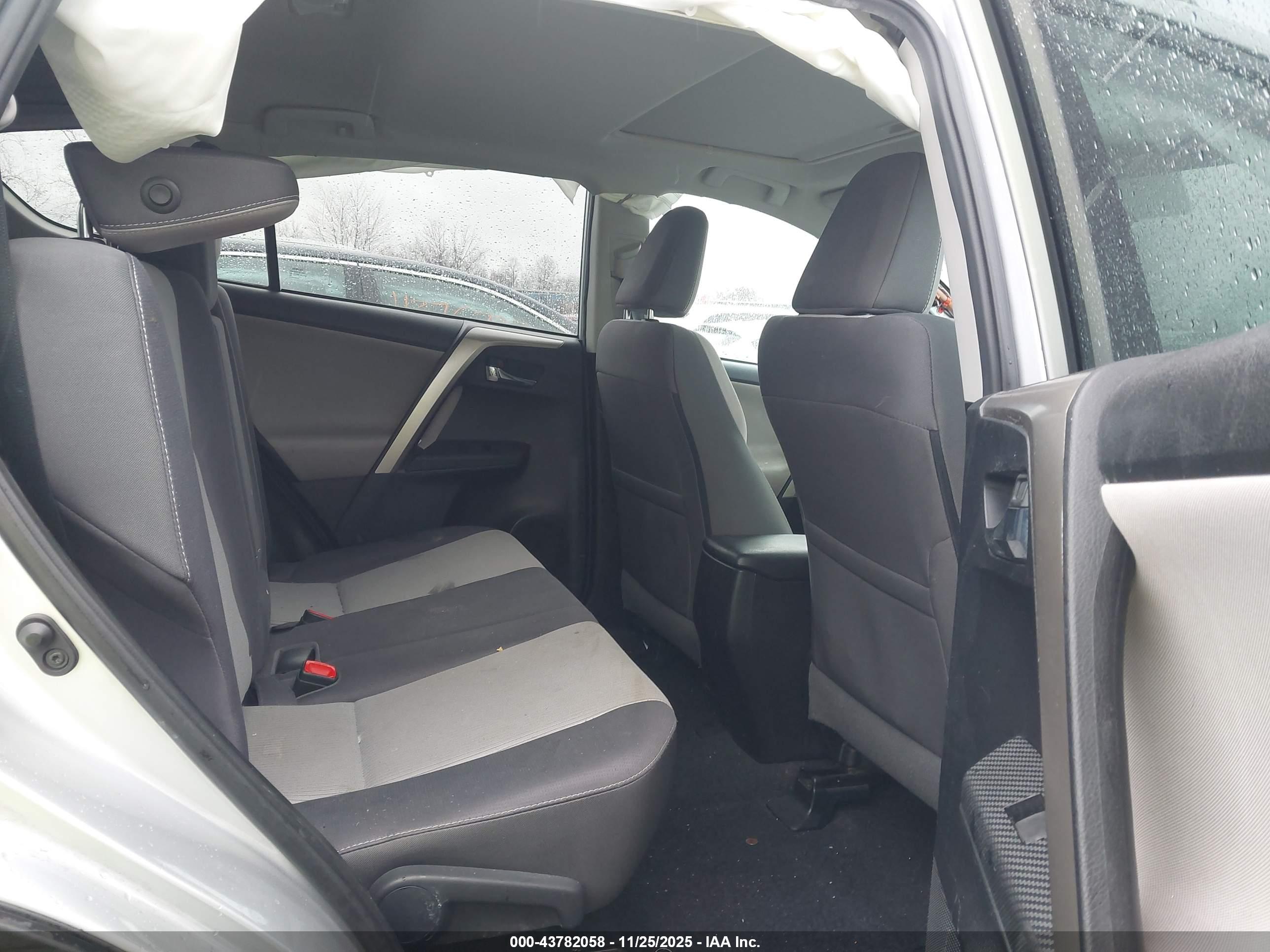 TOYOTA RAV4 image 8